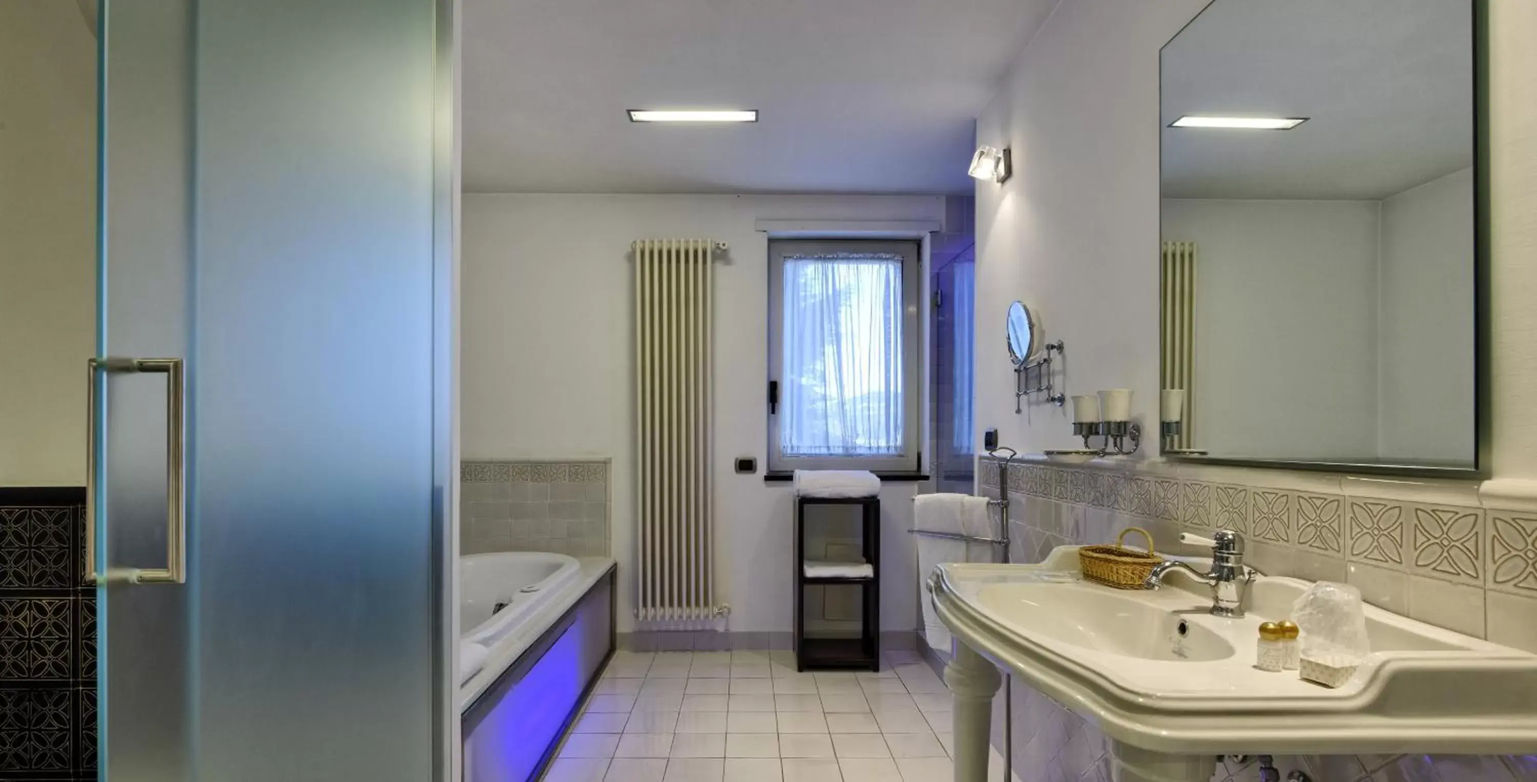 Hot Tub, Bathroom in Hotel Villa Poseidon & Events