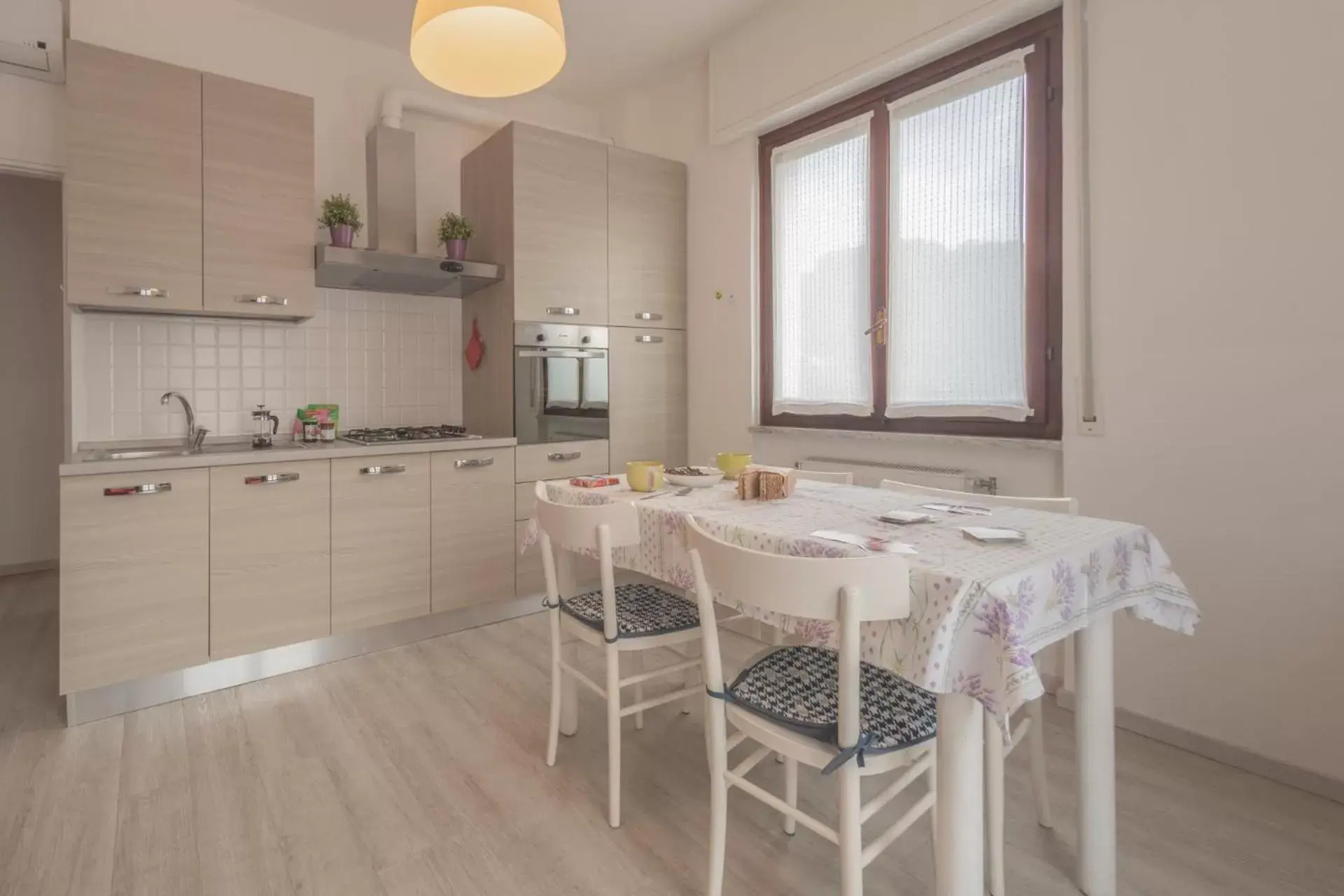 Kitchen or kitchenette, Dining Area in Residence Holidays