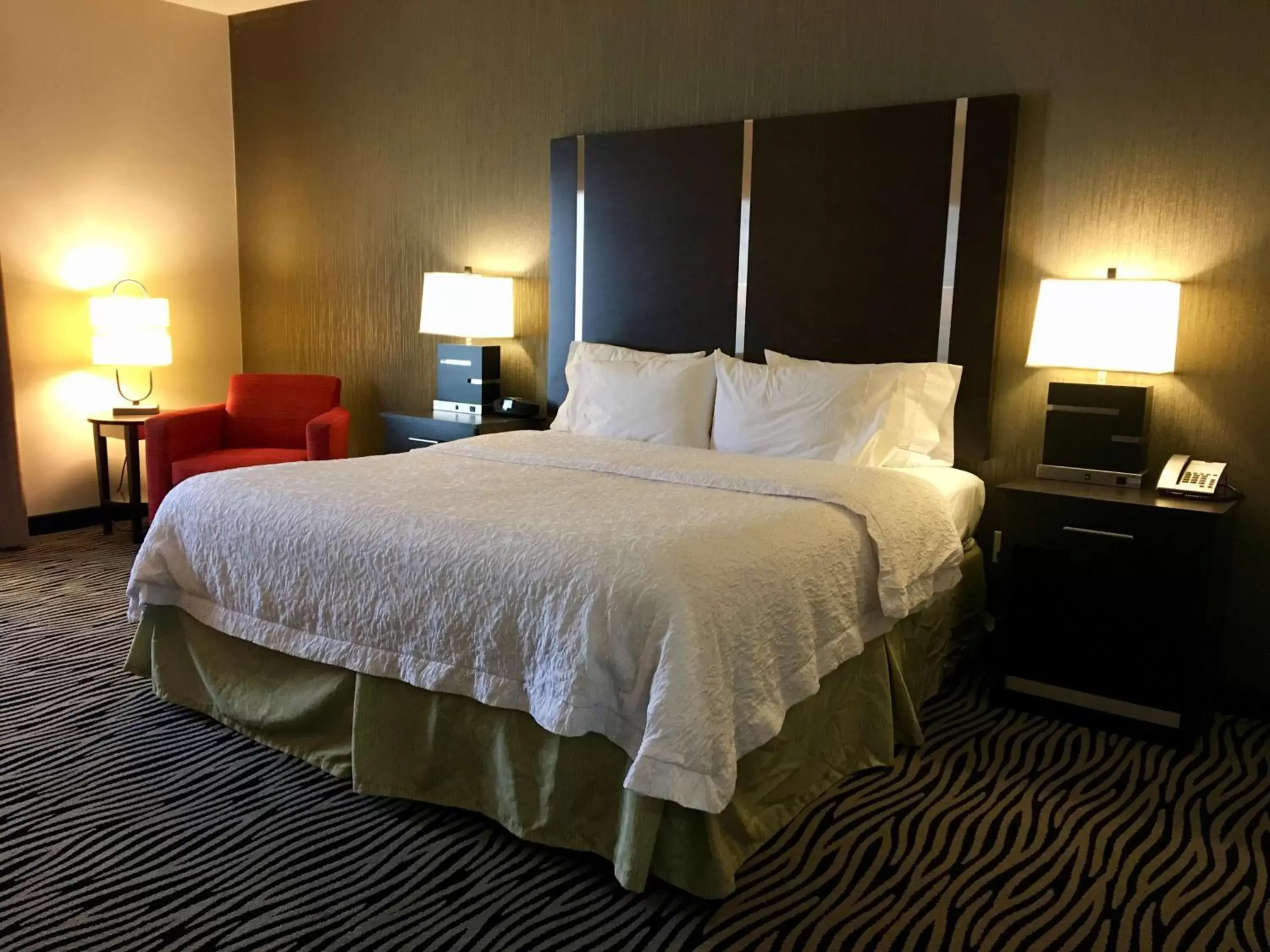 Bed in Hampton Inn and Suites Tulsa Central