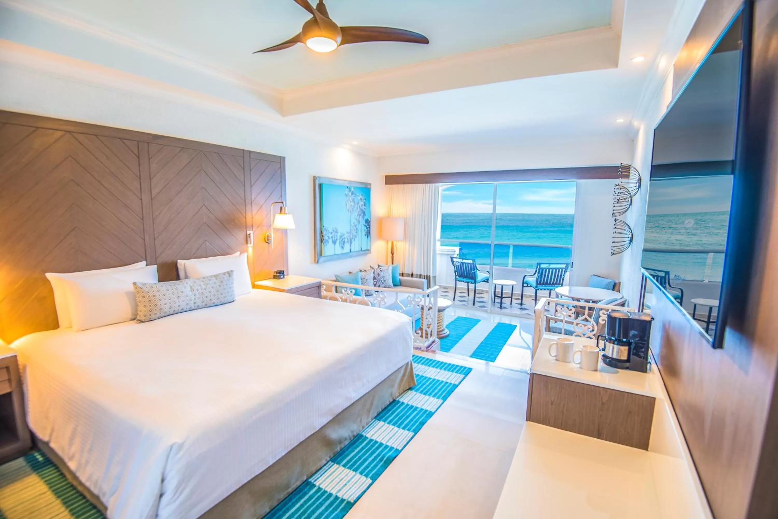 TV and multimedia, Bed in Wyndham Alltra Cancun All Inclusive Resort