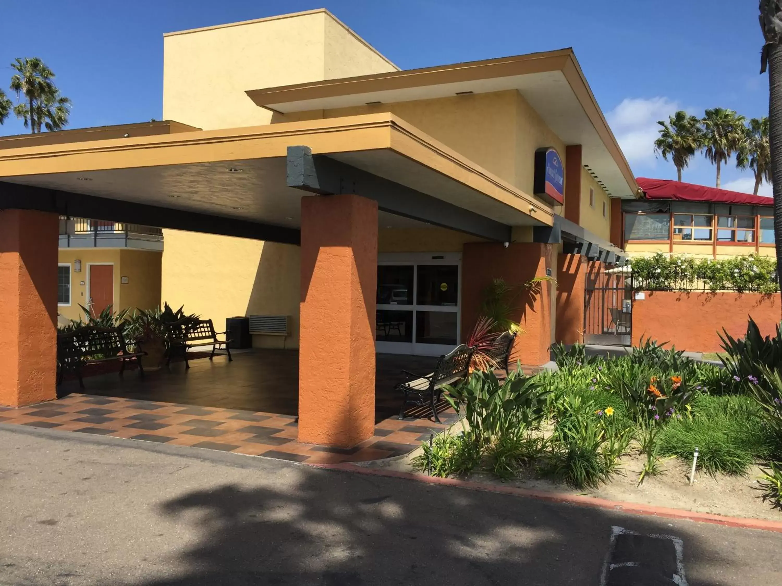 Facade/entrance, Property Building in Howard Johnson by Wyndham San Diego Sea World