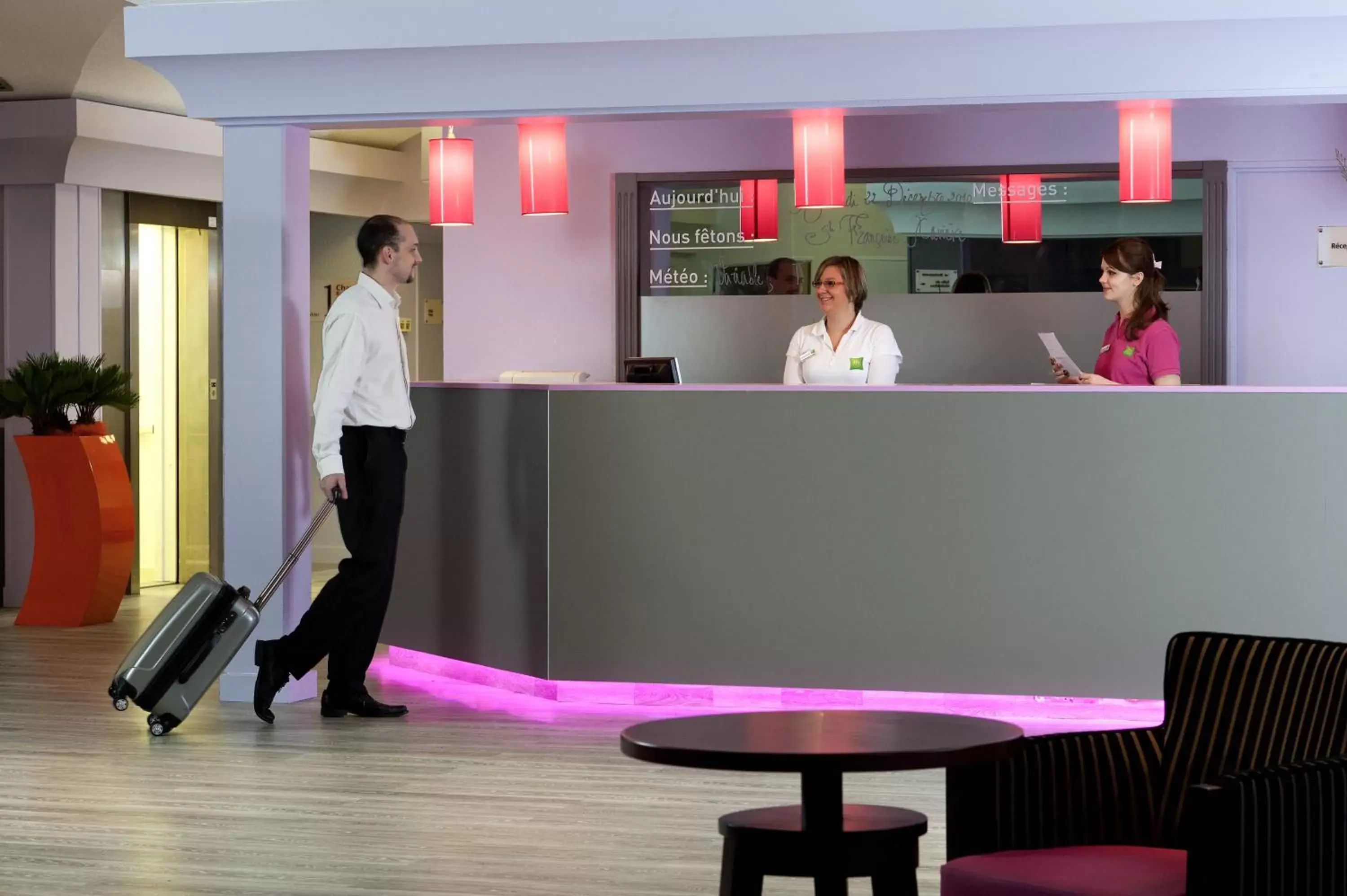 Lobby or reception in ibis Styles Melun