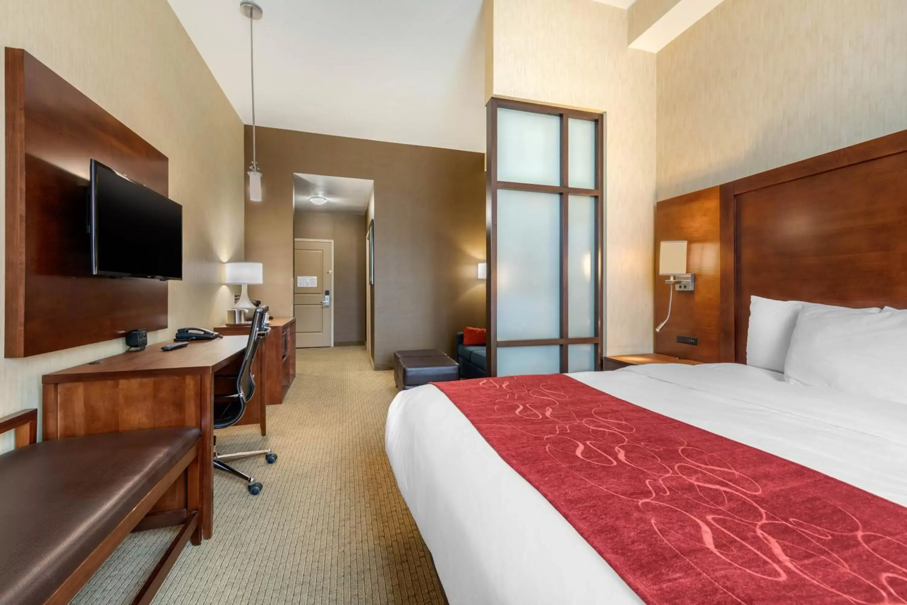 Photo of the whole room, Bed in Comfort Suites Near City of Industry - Los Angeles