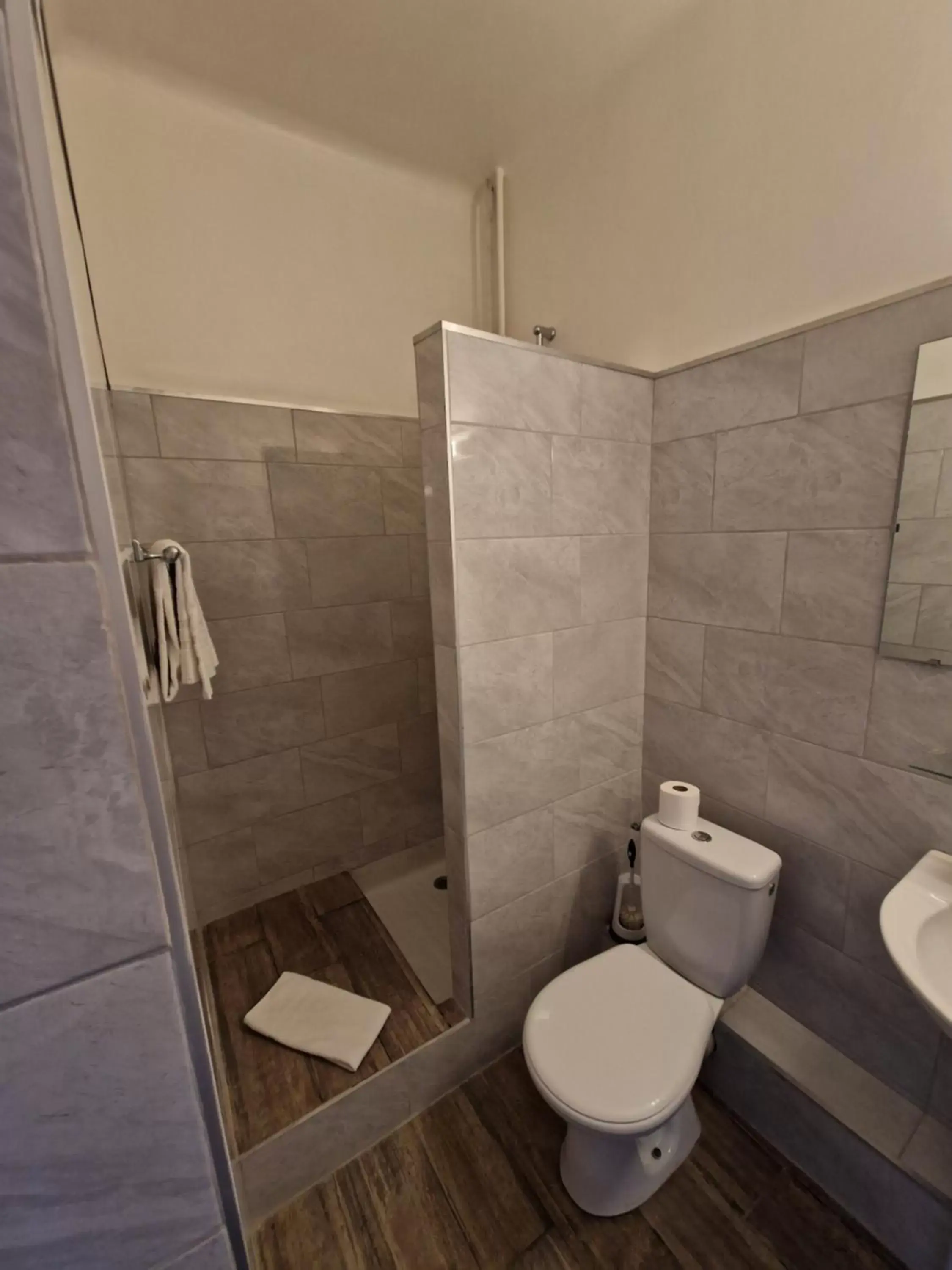 Shower, Bathroom in Hôtel du Nord