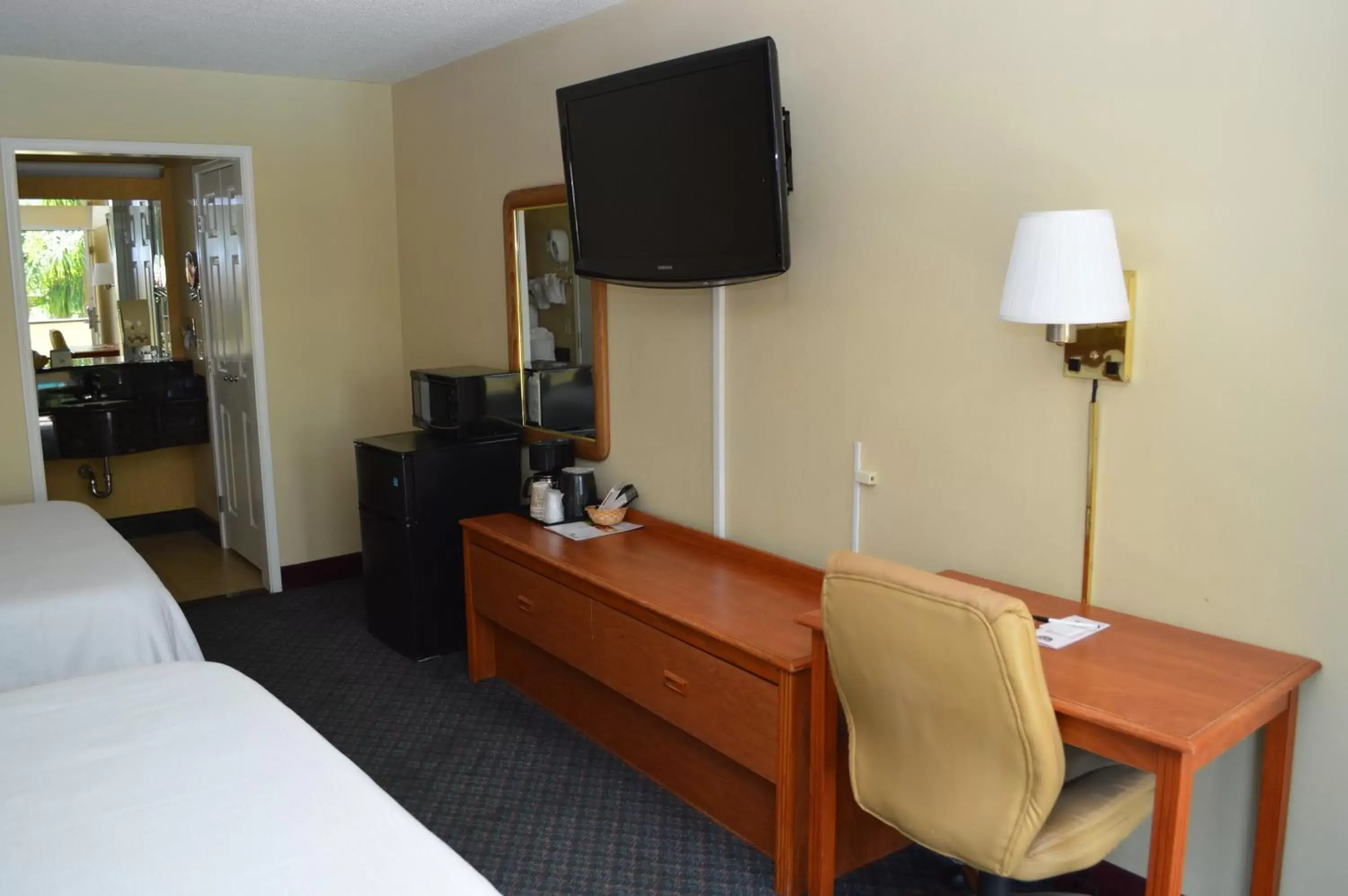 Bedroom in Ontario Airport Inn