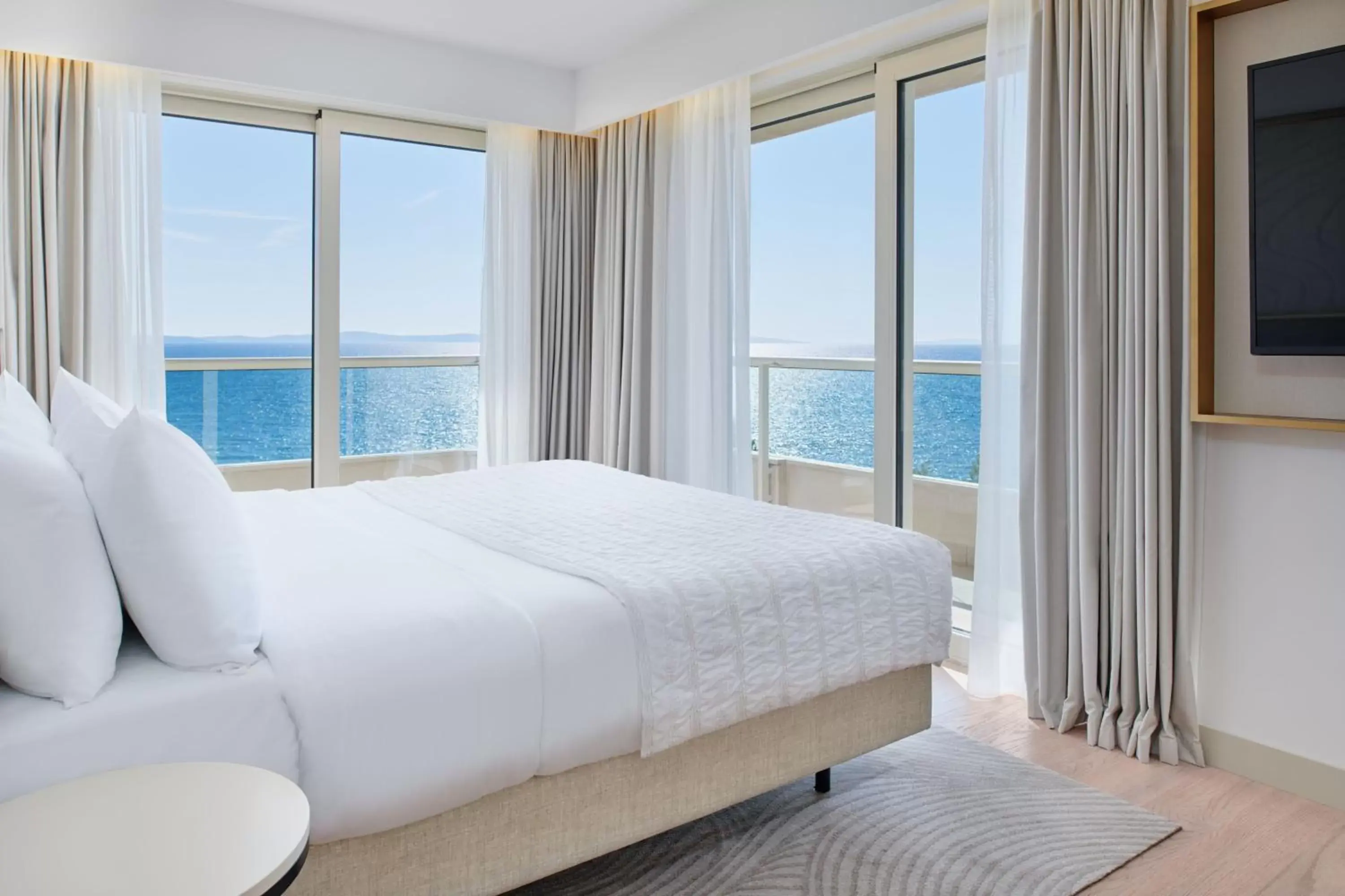 Bedroom, Sea View in Le Meridien Lav Split