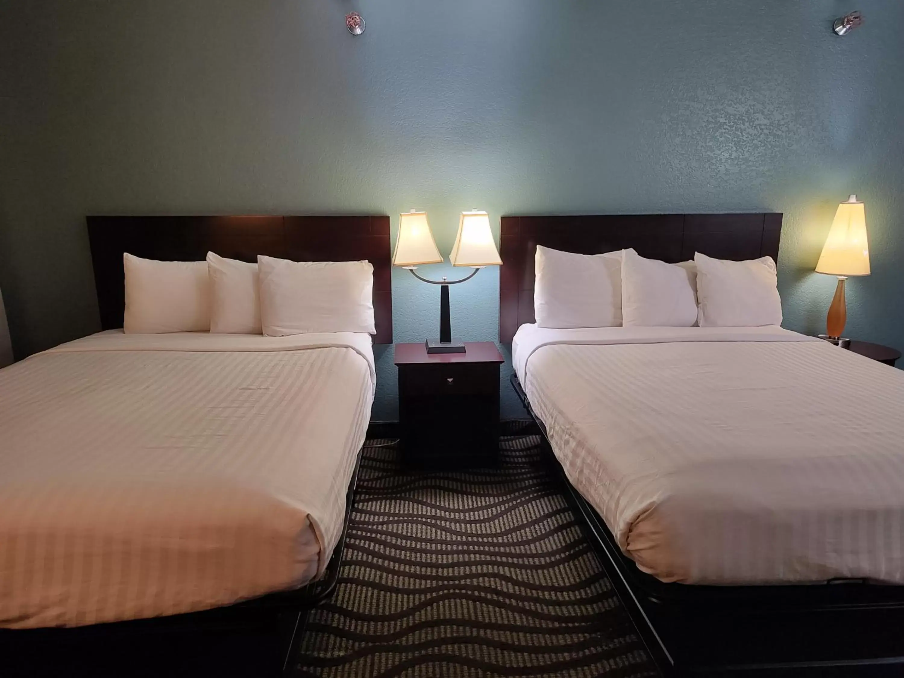 King Suite with Mobility Accessible and Bathtub with Grab Bars, Non-Smoking in Baymont Inn & Suites by Wyndham Lincoln NE King Suite with Mobility Accessible and Bathtub with Grab Bars, Non-Smoking in Baymont Inn & Suites by Wyndham Lincoln NE