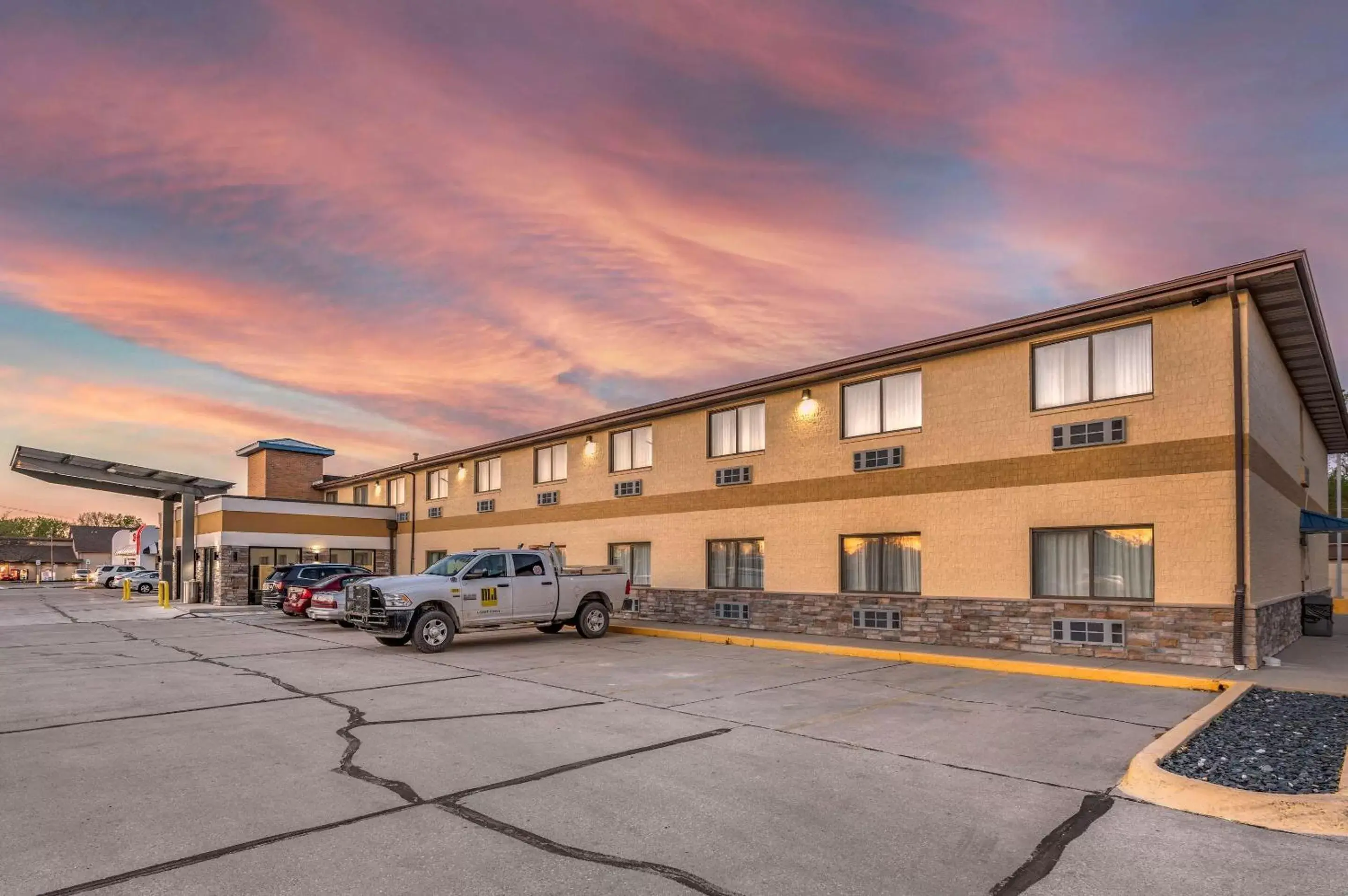 Property Building in Comfort Inn Near Kokomo Speedway