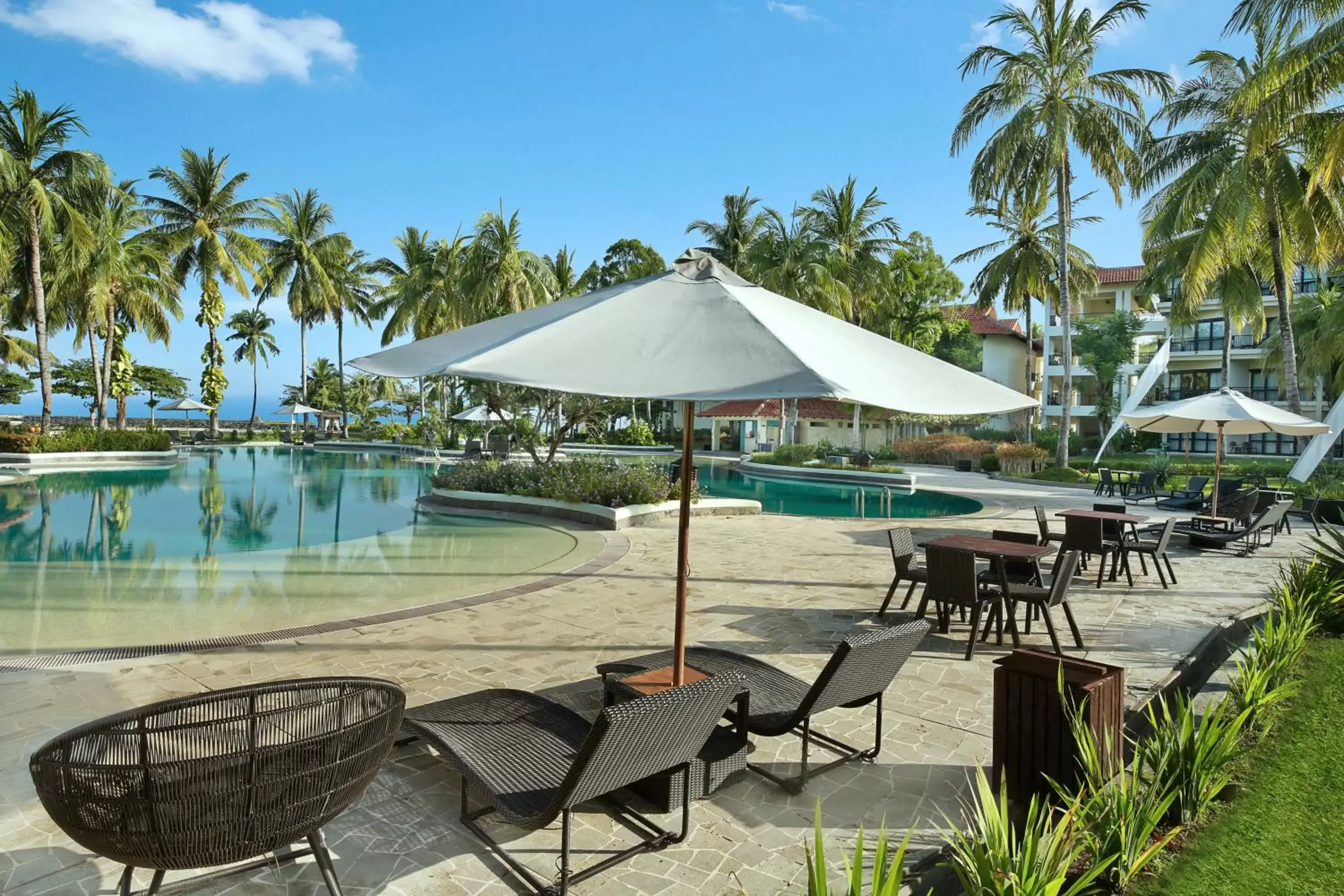 Swimming Pool in Mercure Manado Tateli Resort and Convention