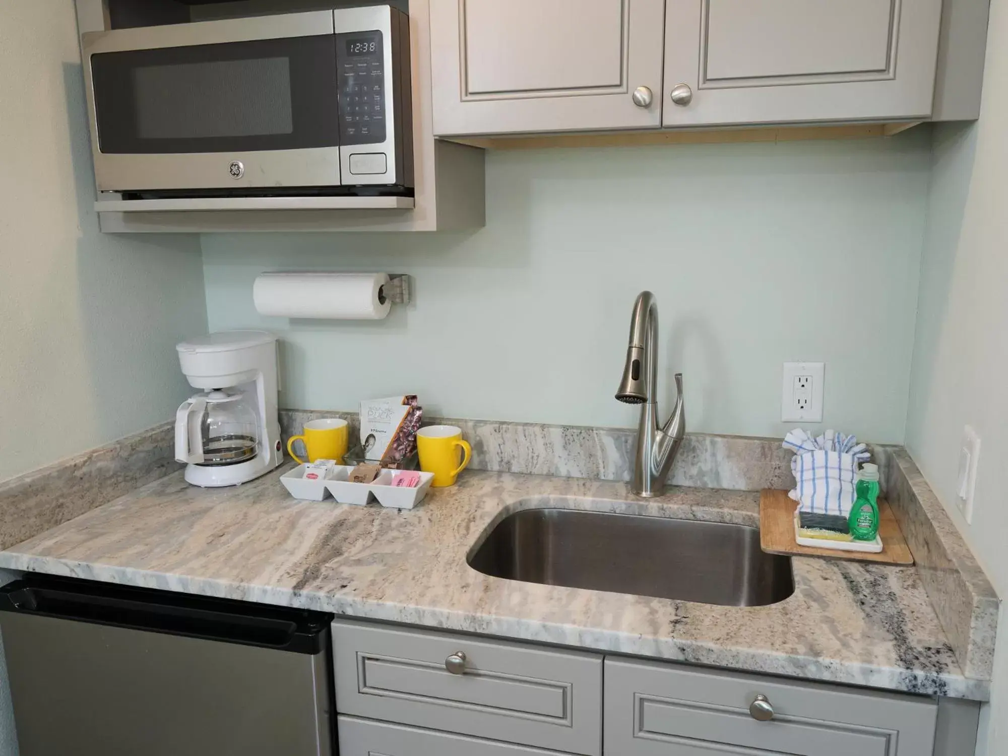 Kitchen/Kitchenette in Sea Aire Oceanfront Inn