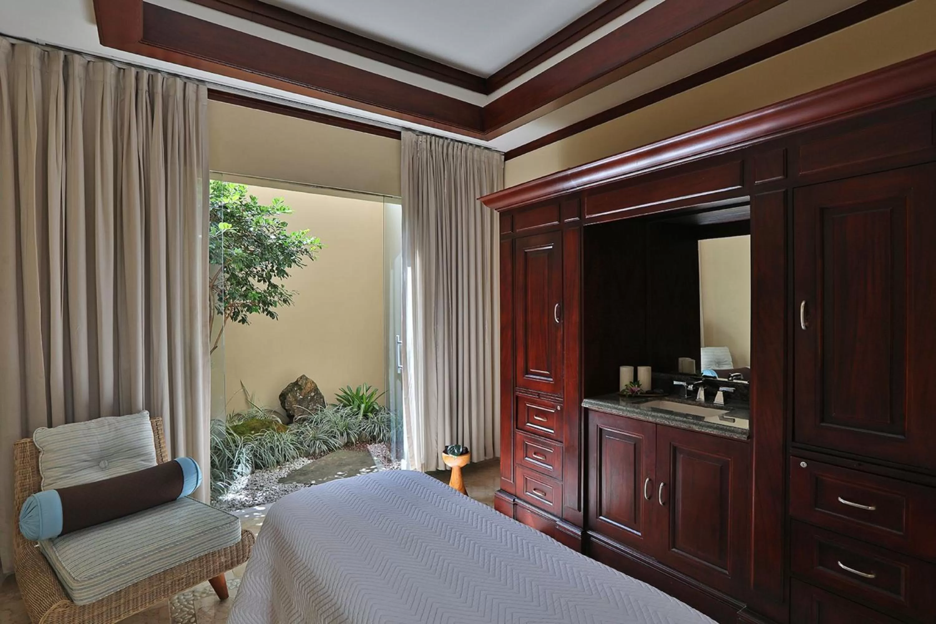 Spa and wellness centre/facilities, Bed in InterContinental Costa Rica at Multiplaza Mall by IHG
