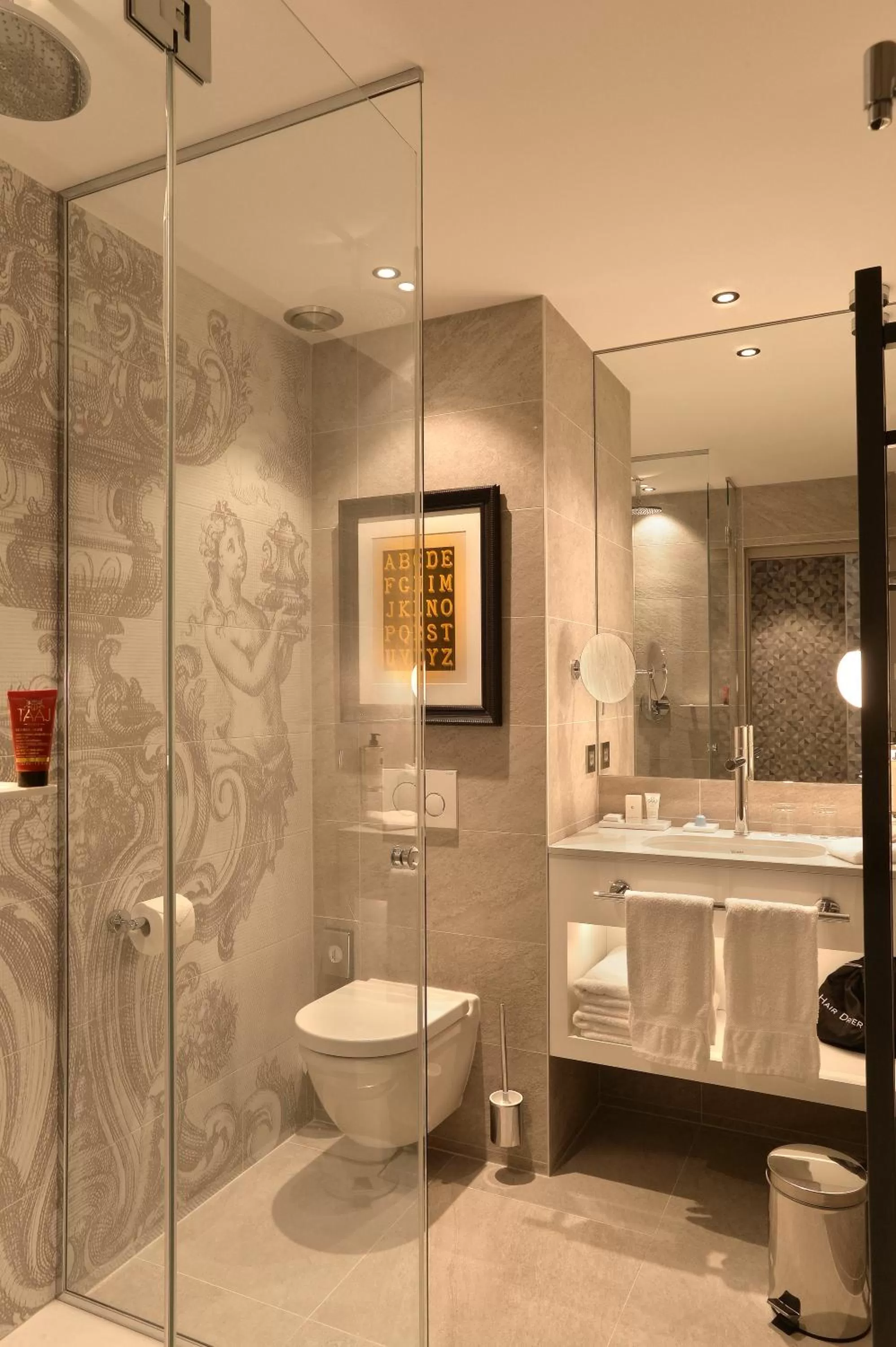 Bathroom in Hotel La Lanterne & Spa By Timhotel