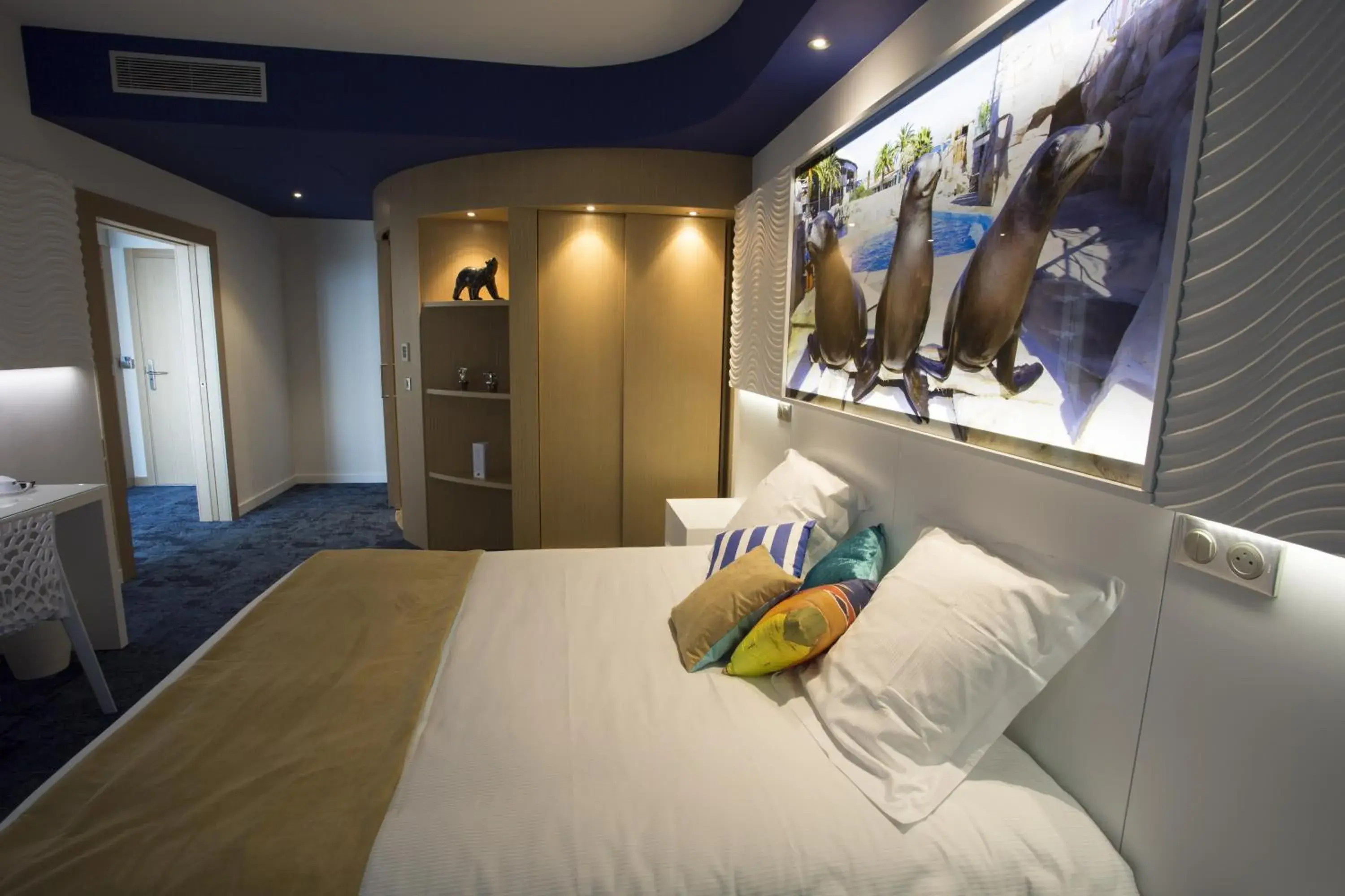 Photo of the whole room, Bed in Marineland Hôtel