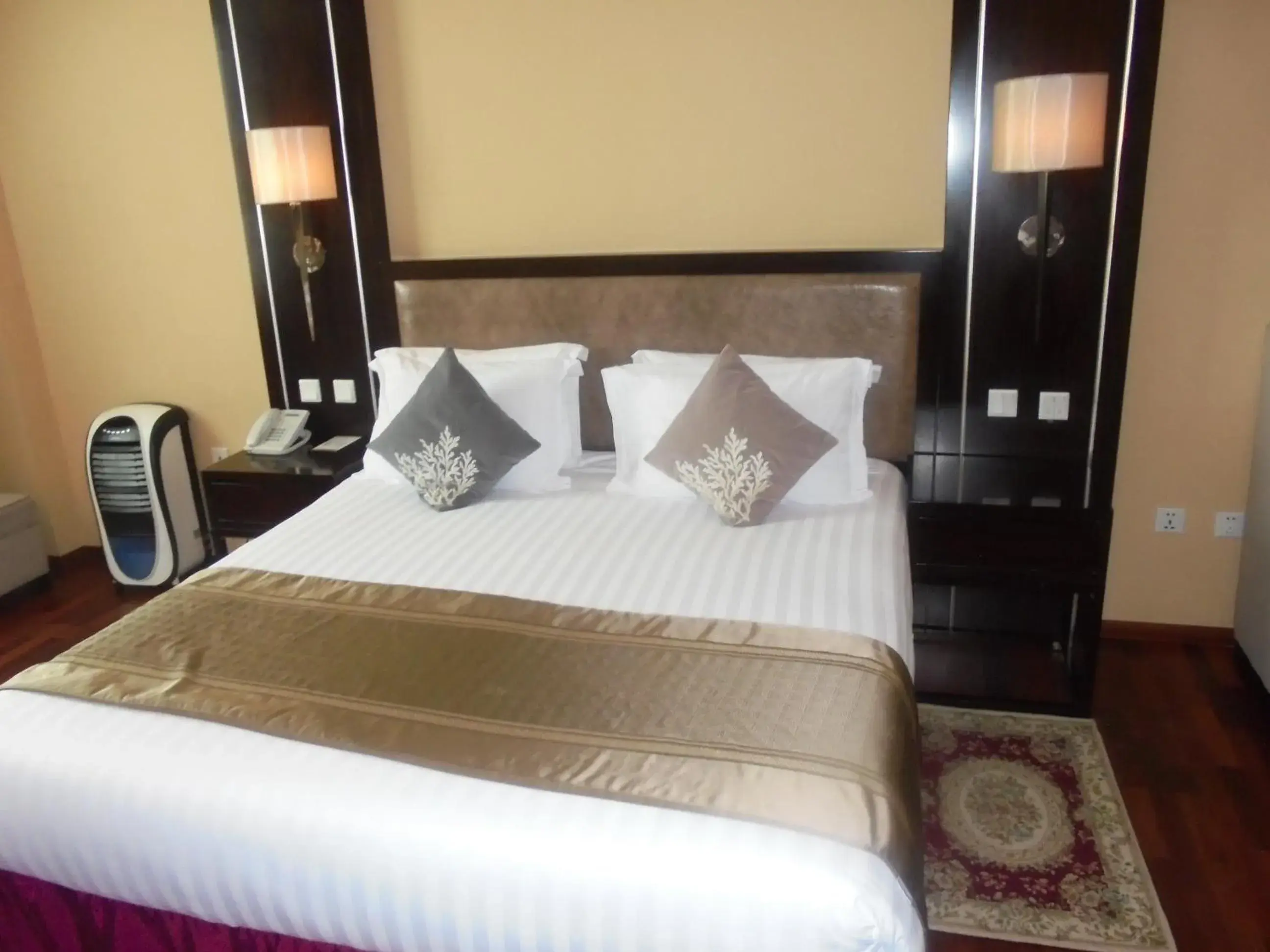 King Extra Room - single occupancy in Saro-Maria Hotel