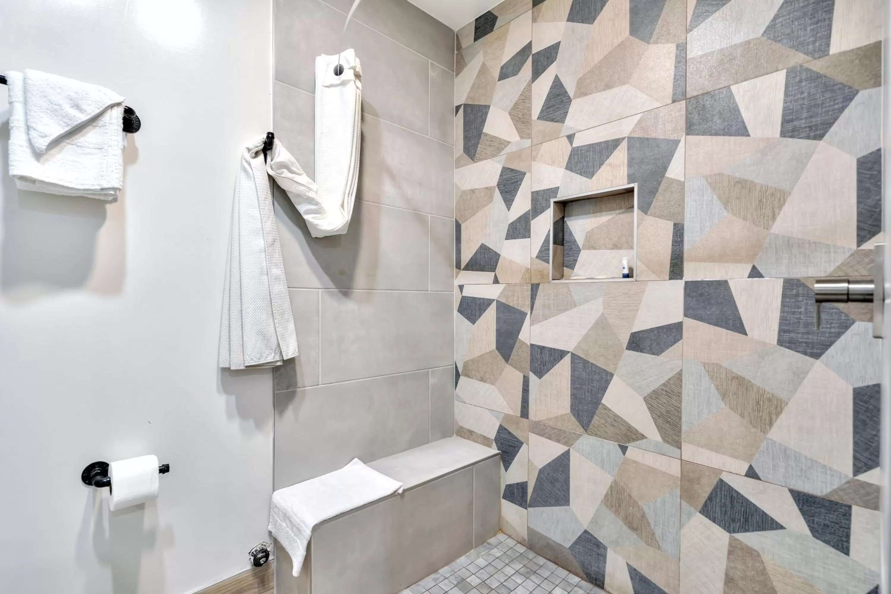 Shower in Royal Hawaiian Inn - Mid City, Los Angeles