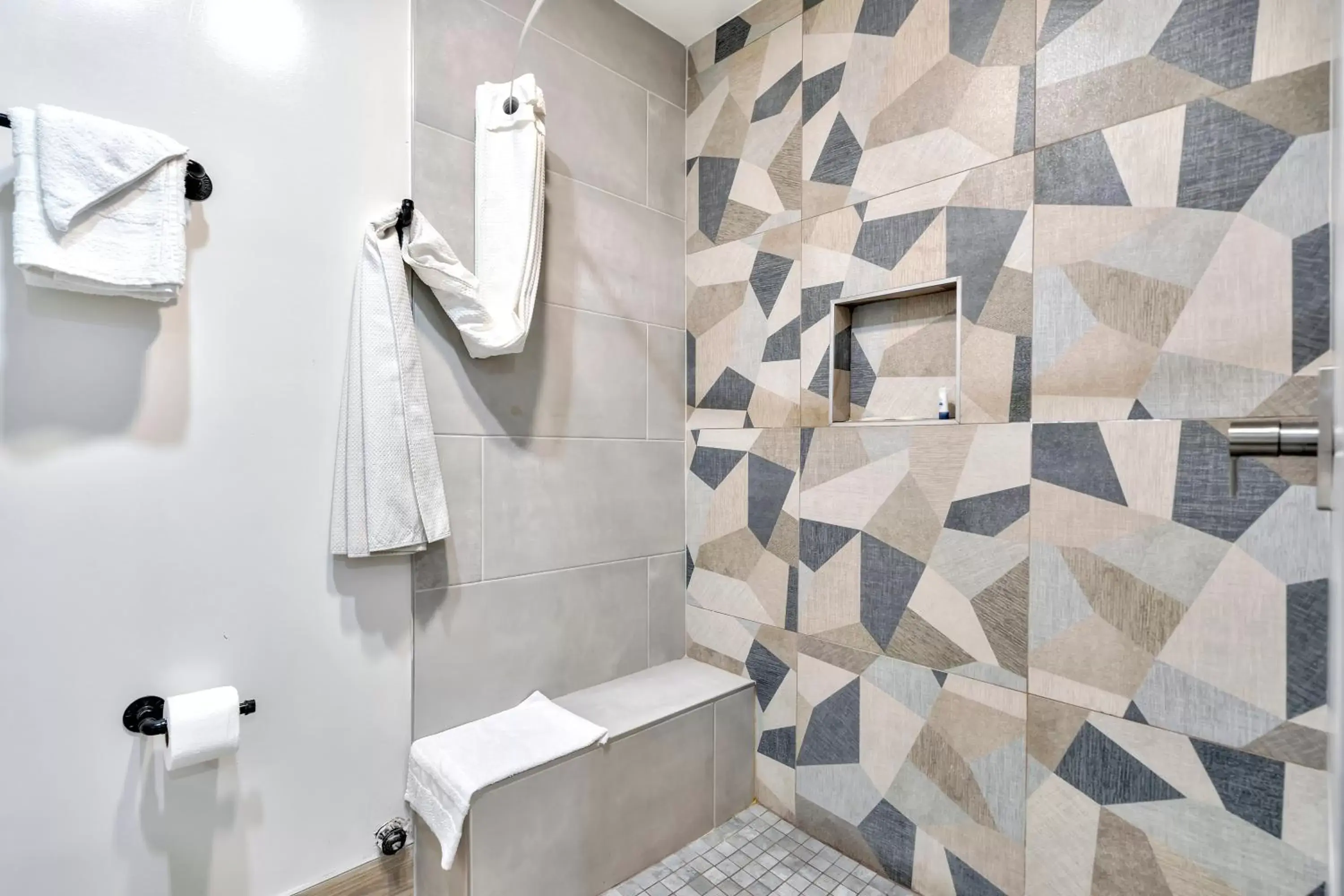 Shower, Bathroom in Royal Hawaiian Inn - Mid City, Los Angeles