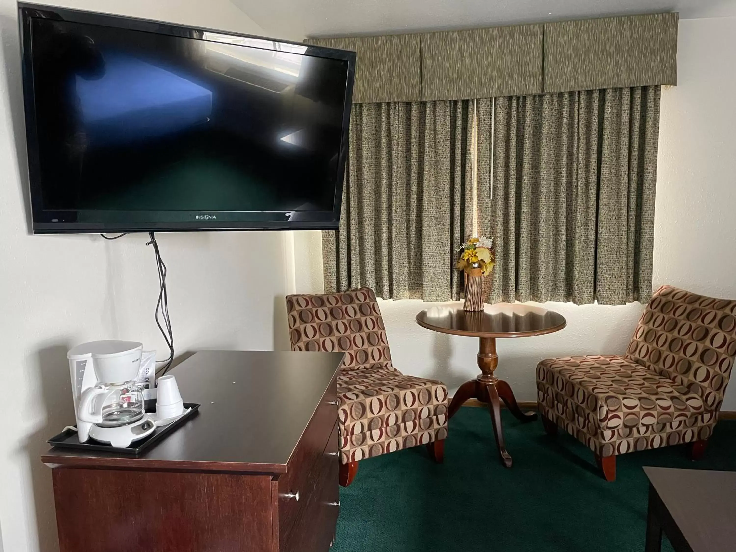 TV/Entertainment Center in Heritage Inn Hotel