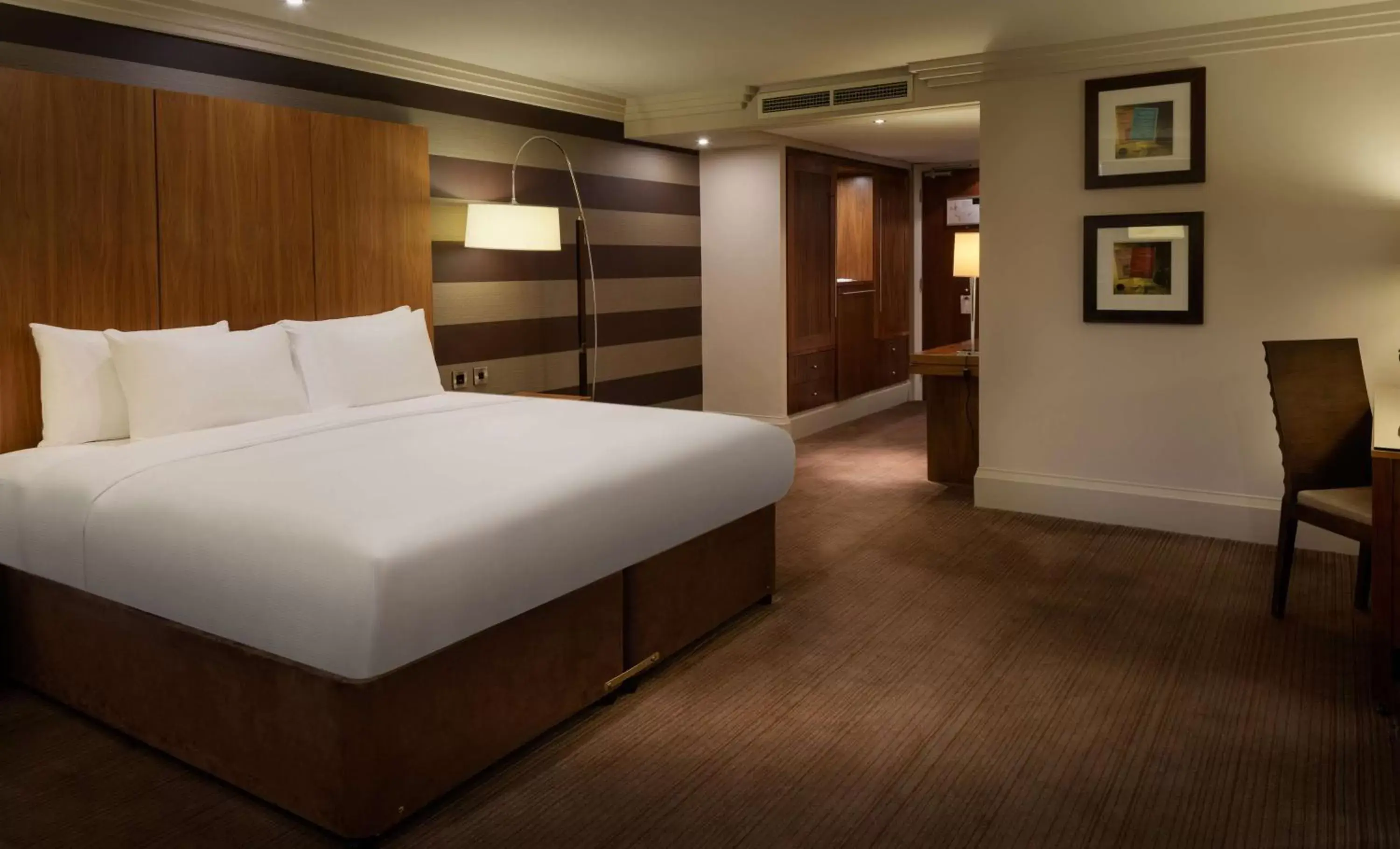 Bed in DoubleTree by Hilton Stratford-upon-Avon, United Kingdom