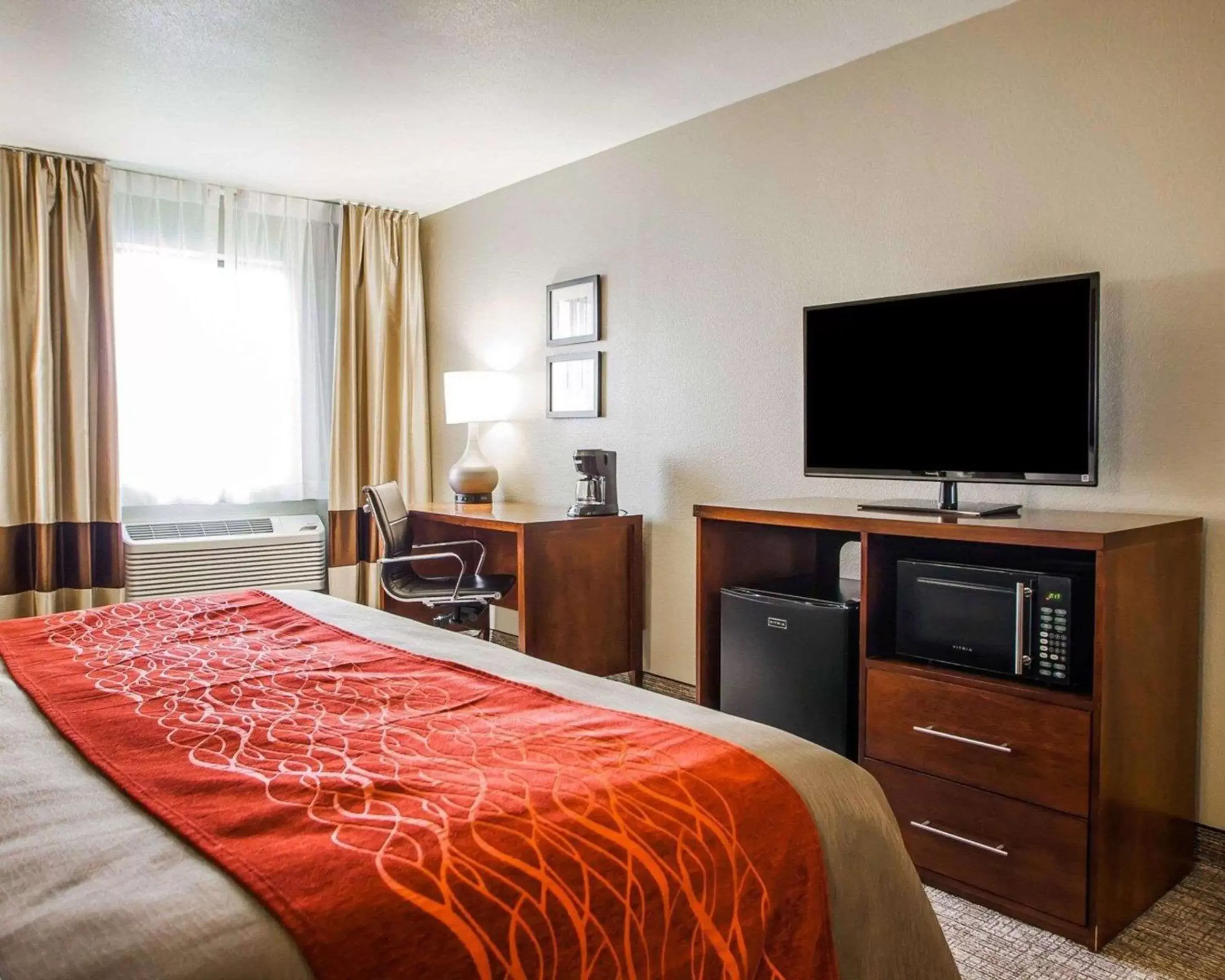 Photo of the whole room, TV/Entertainment Center in Comfort Inn Marshalltown South