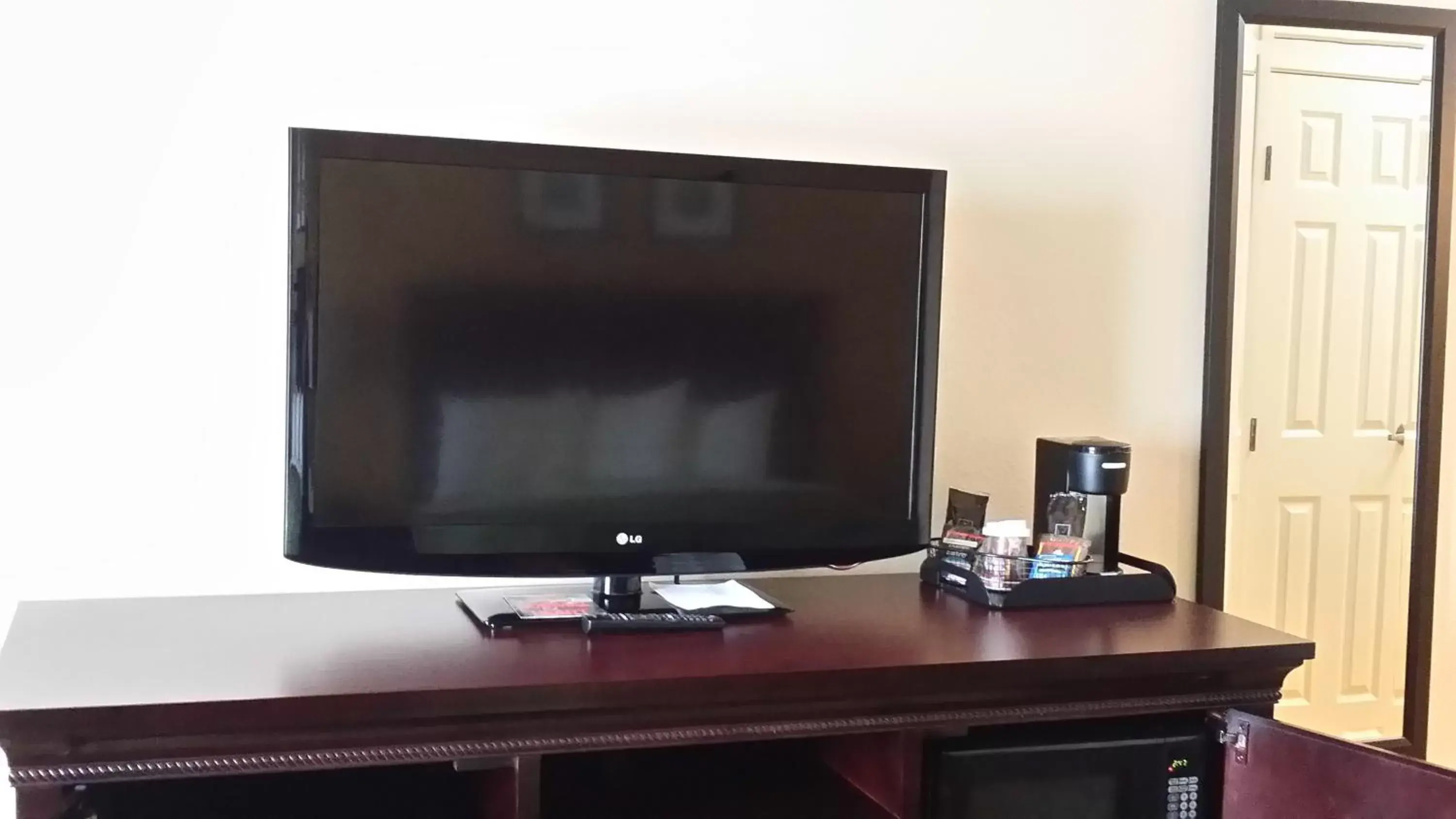 TV and multimedia, TV/Entertainment Center in Country Inn & Suites by Radisson, Minot, ND