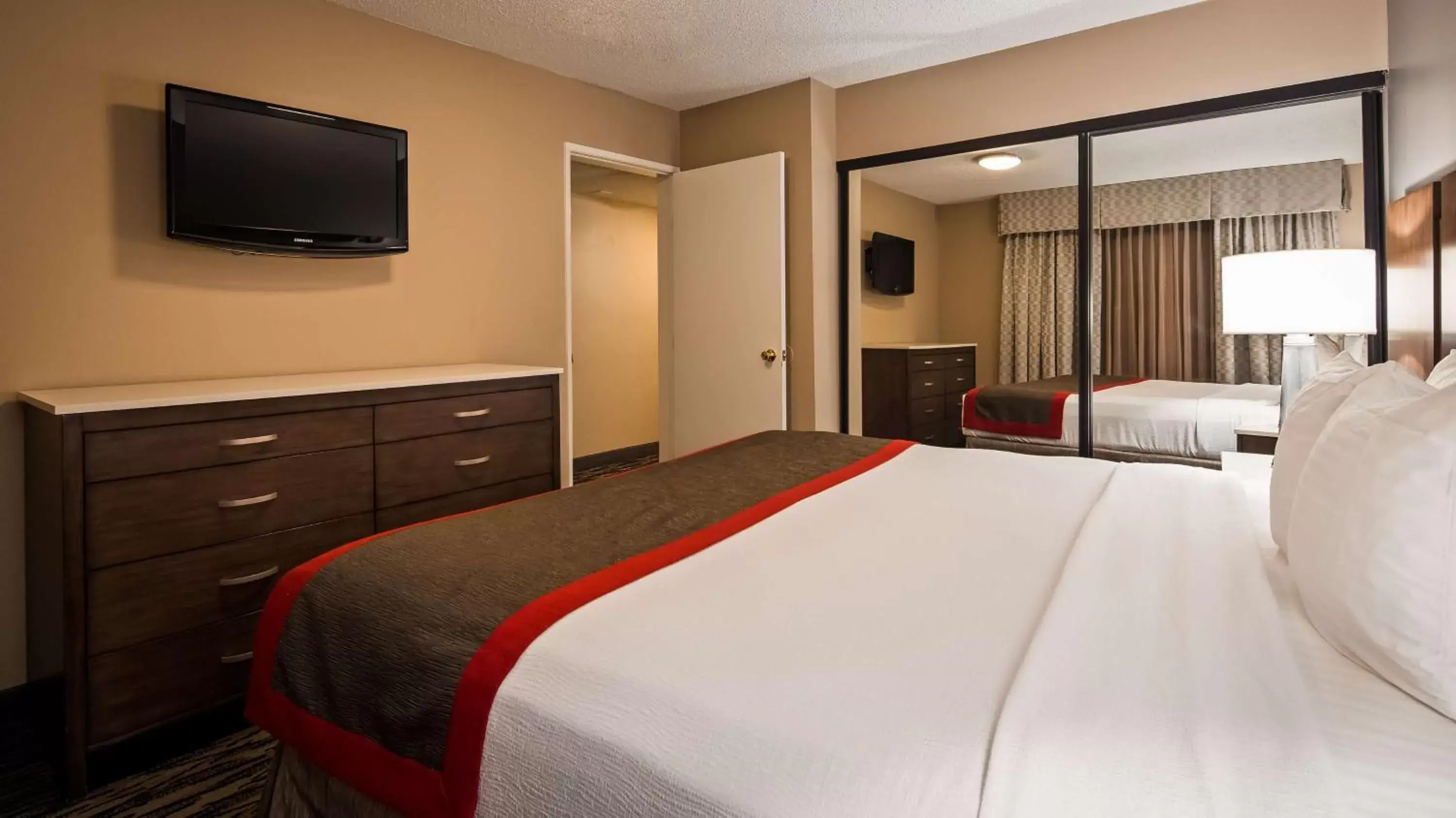 Photo of the whole room, Bed in Best Western Los Alamitos Inn & Suites