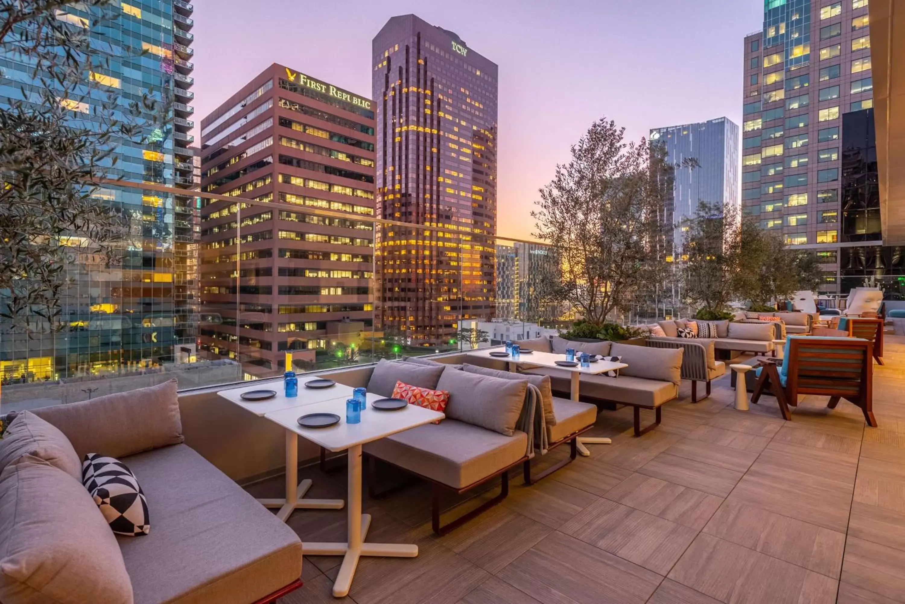 Lounge or bar in The Wayfarer Downtown LA, Tapestry Collection by Hilton