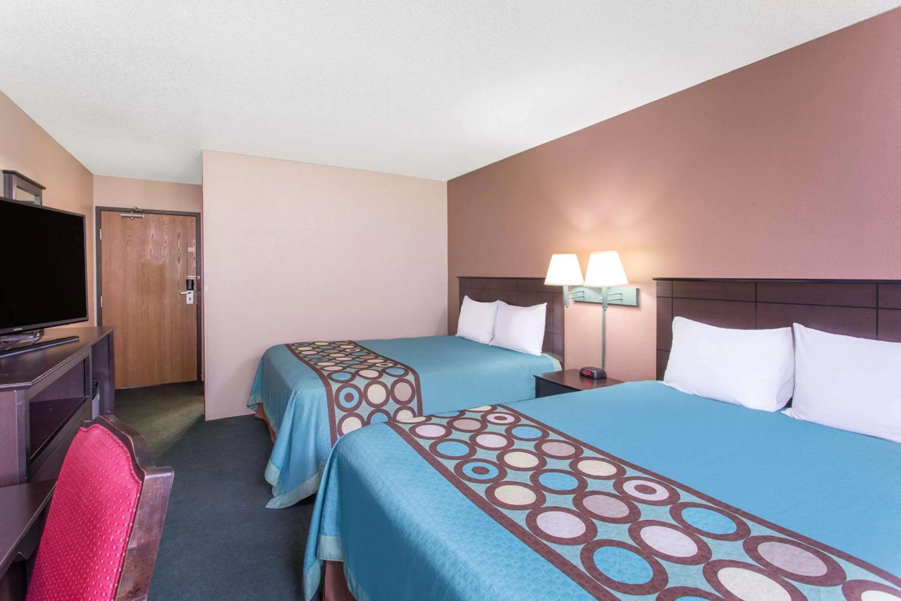 Photo of the whole room, Bed in Super 8 by Wyndham Austin MN