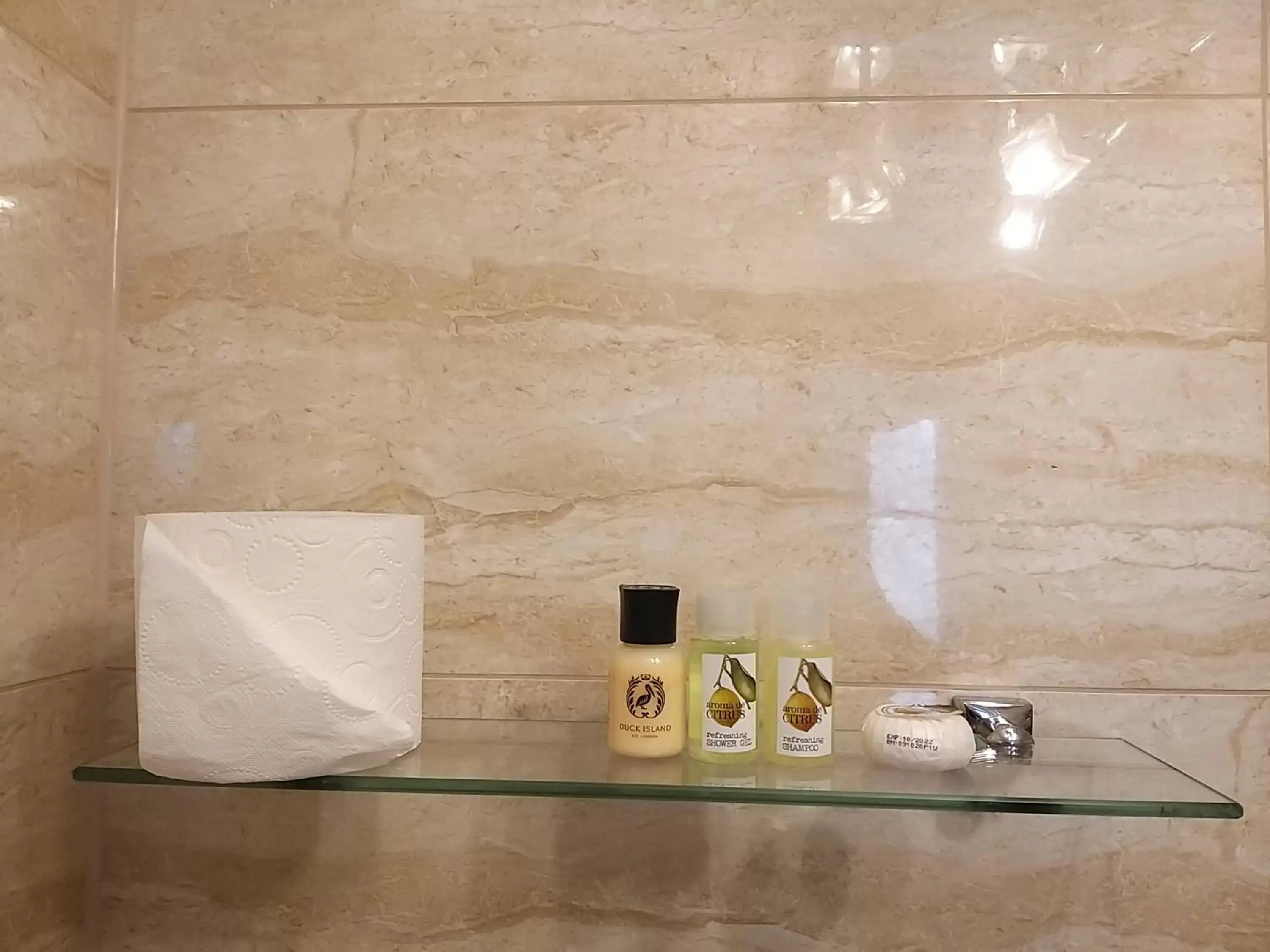 Bathroom in George Hotel