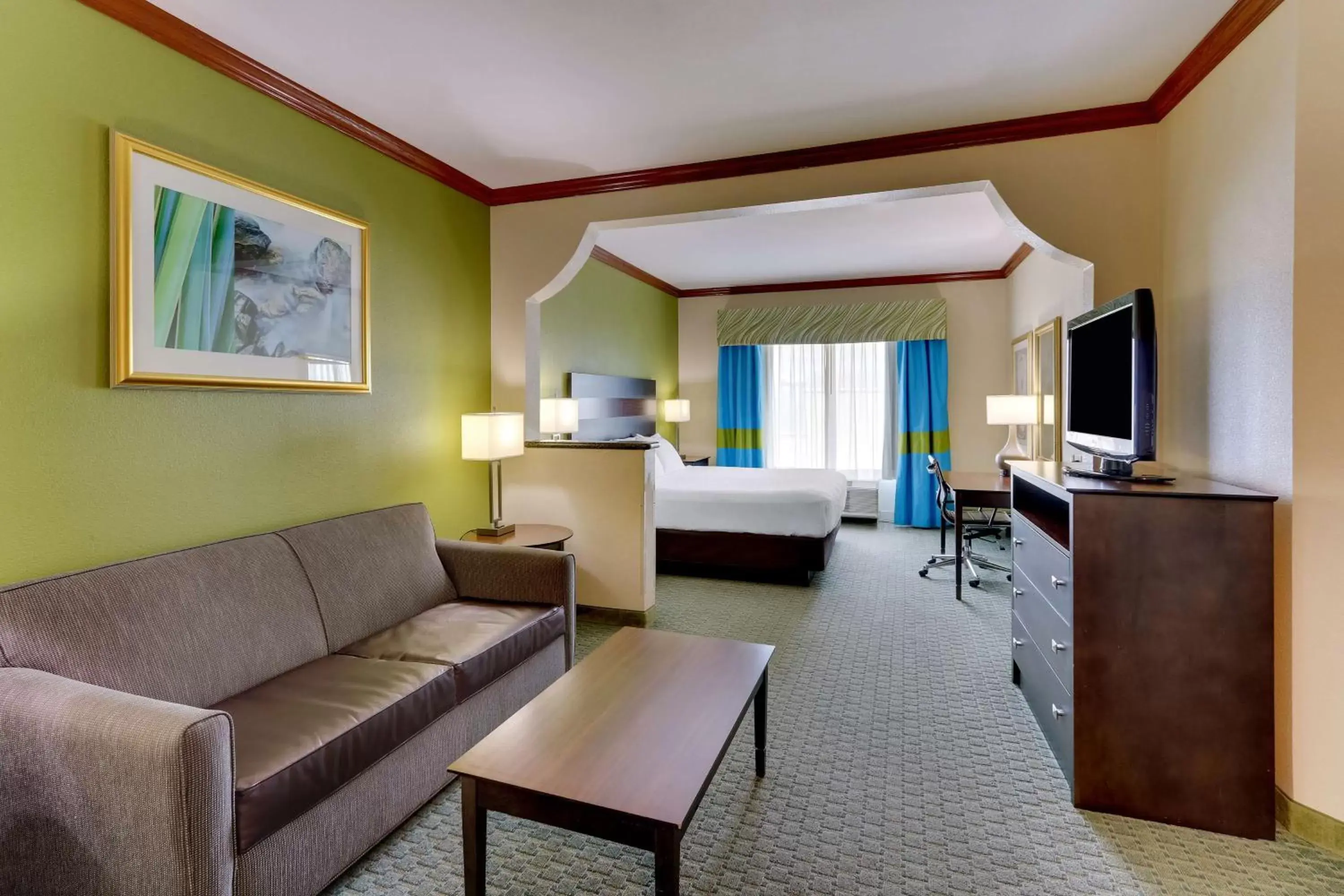 Bedroom, Seating Area in Best Western Plus Woodway Waco South Inn & Suites