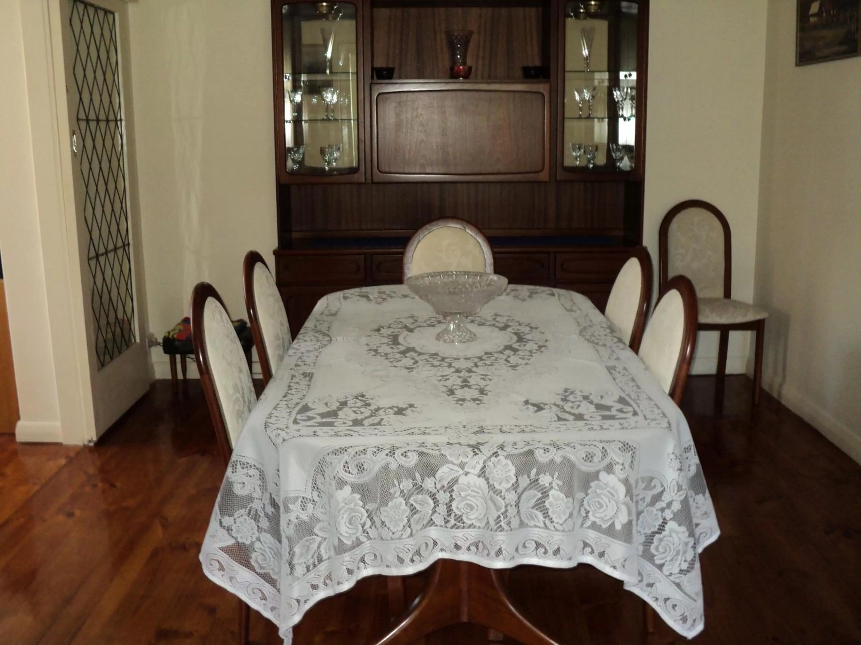 Dining area, Bed in Glenelg Sea-Breeze