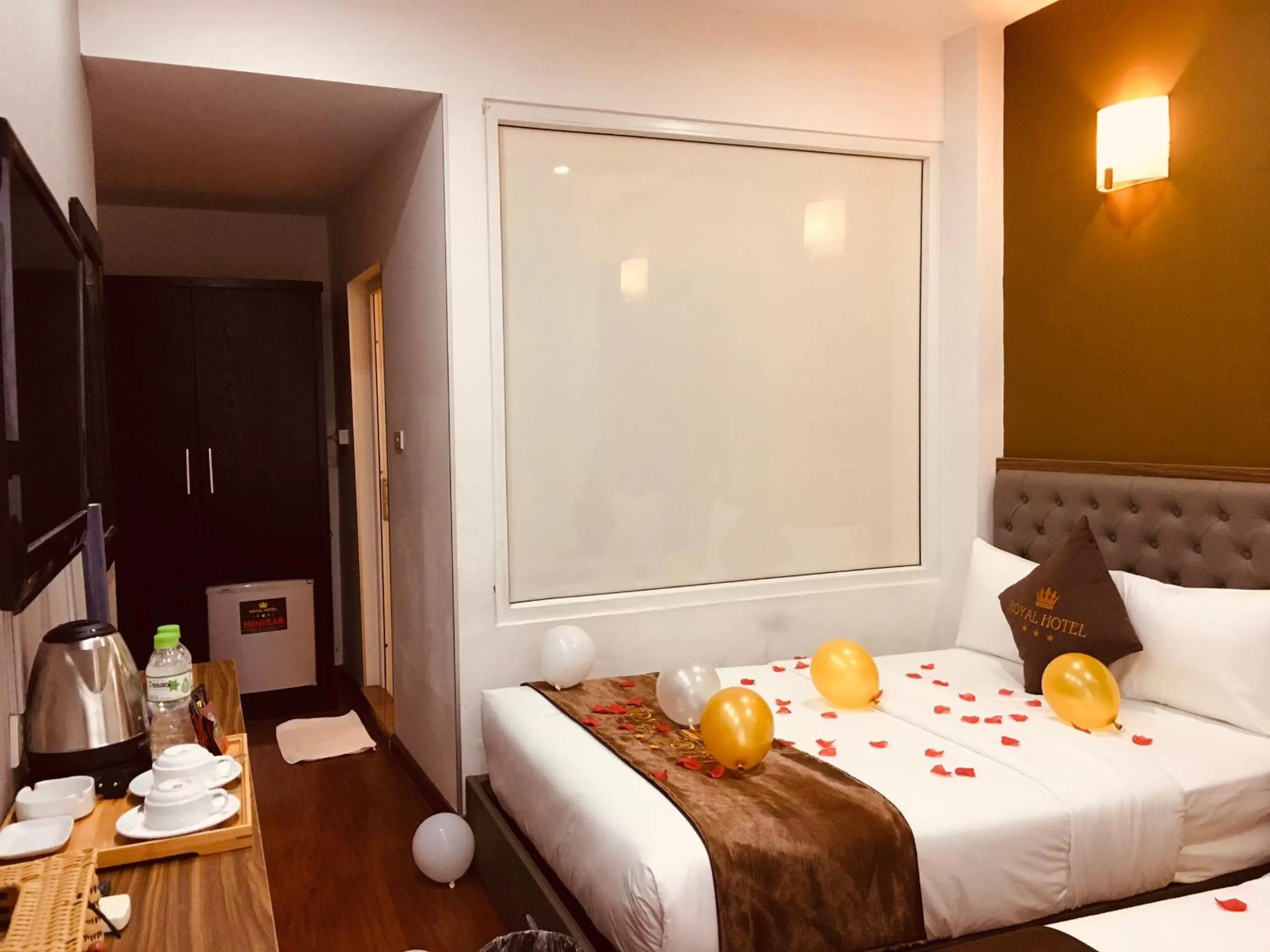 Bedroom, Bed in Royal Hotel