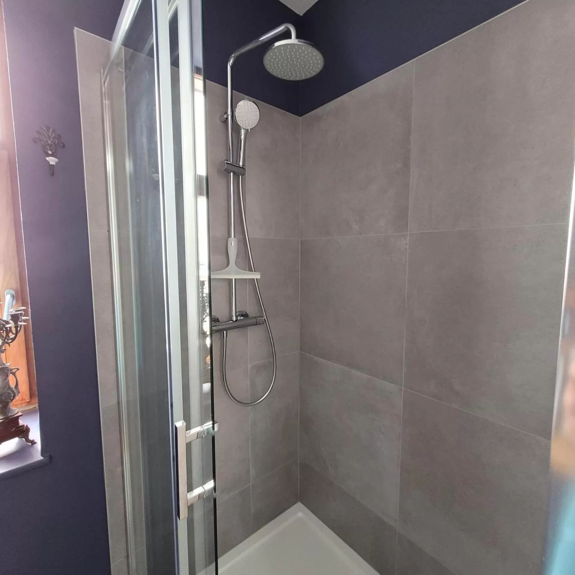 Shower in L'Atelier Bed and Breakfast