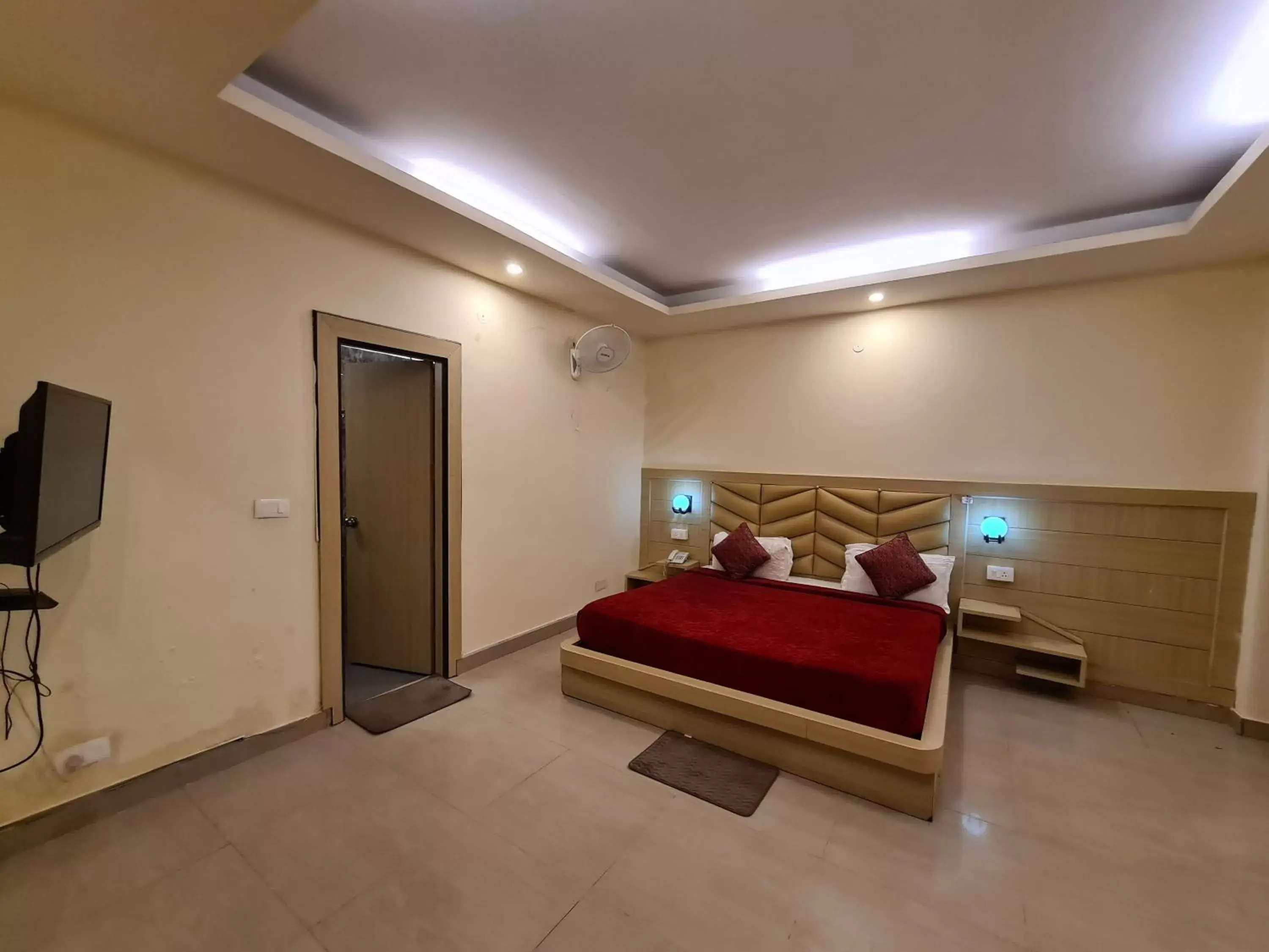 Photo of the whole room, Bed in Hotel Rajpur Heights