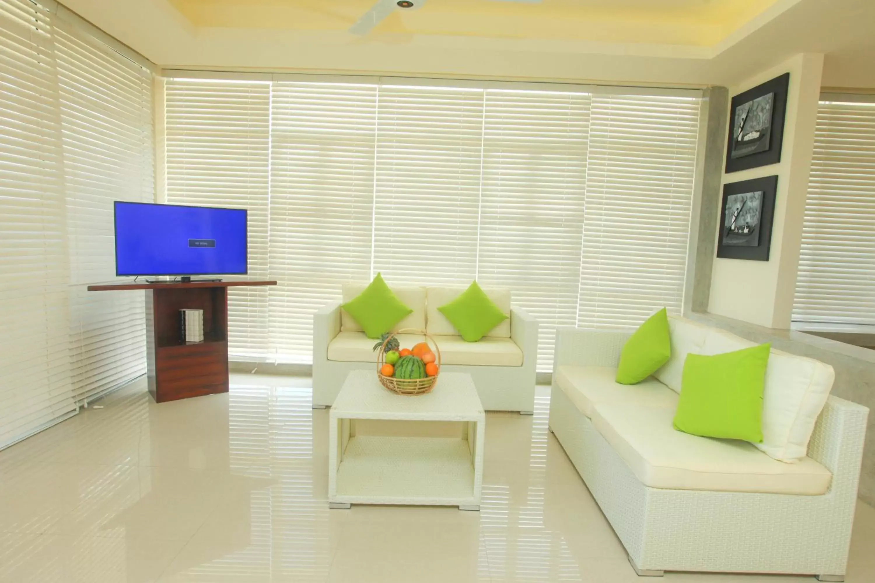 Photo of the whole room, Seating Area in Beacon Beach Hotel Negombo