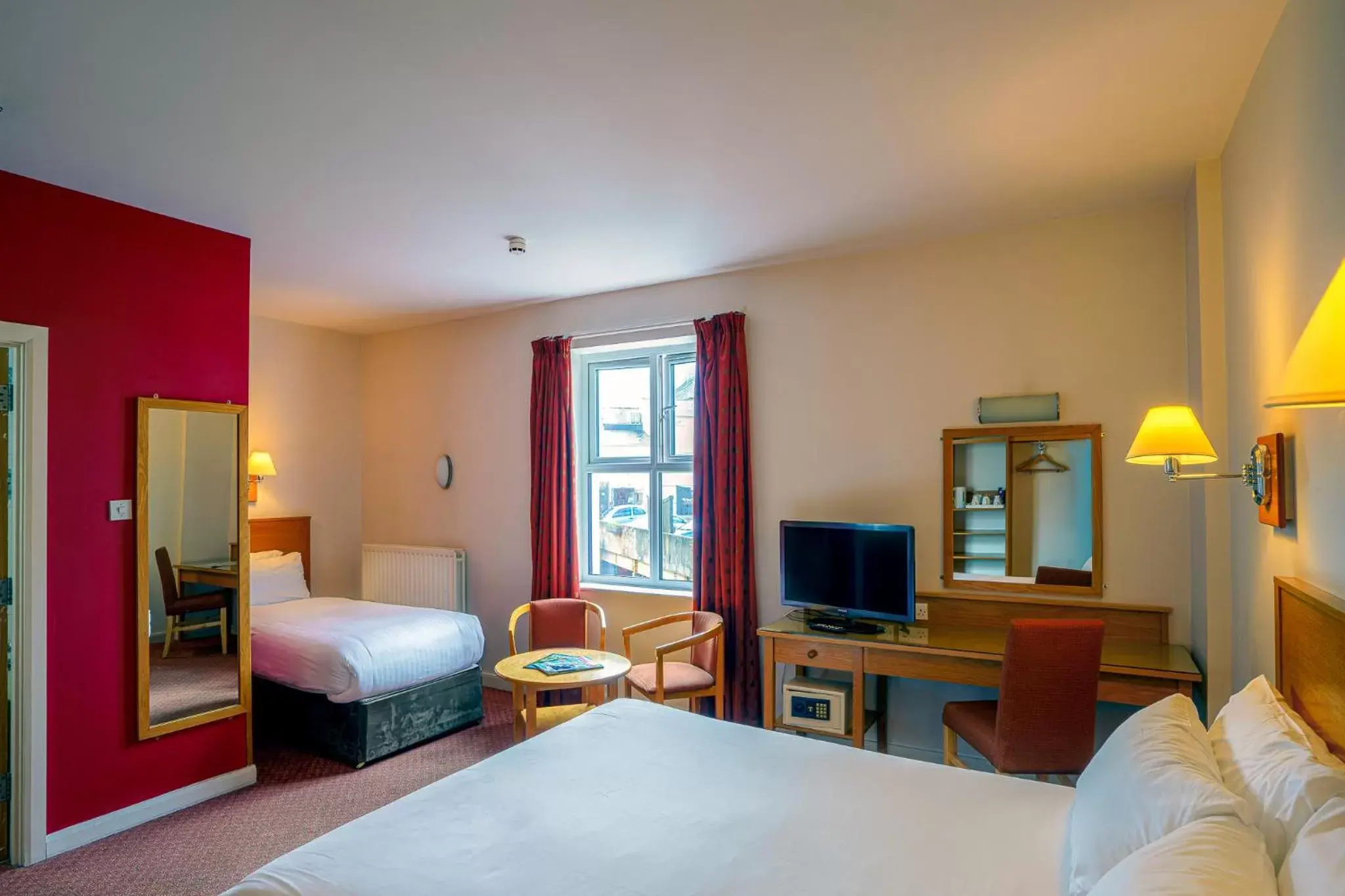 Bedroom, TV/Entertainment Center in Portrush Atlantic Hotel