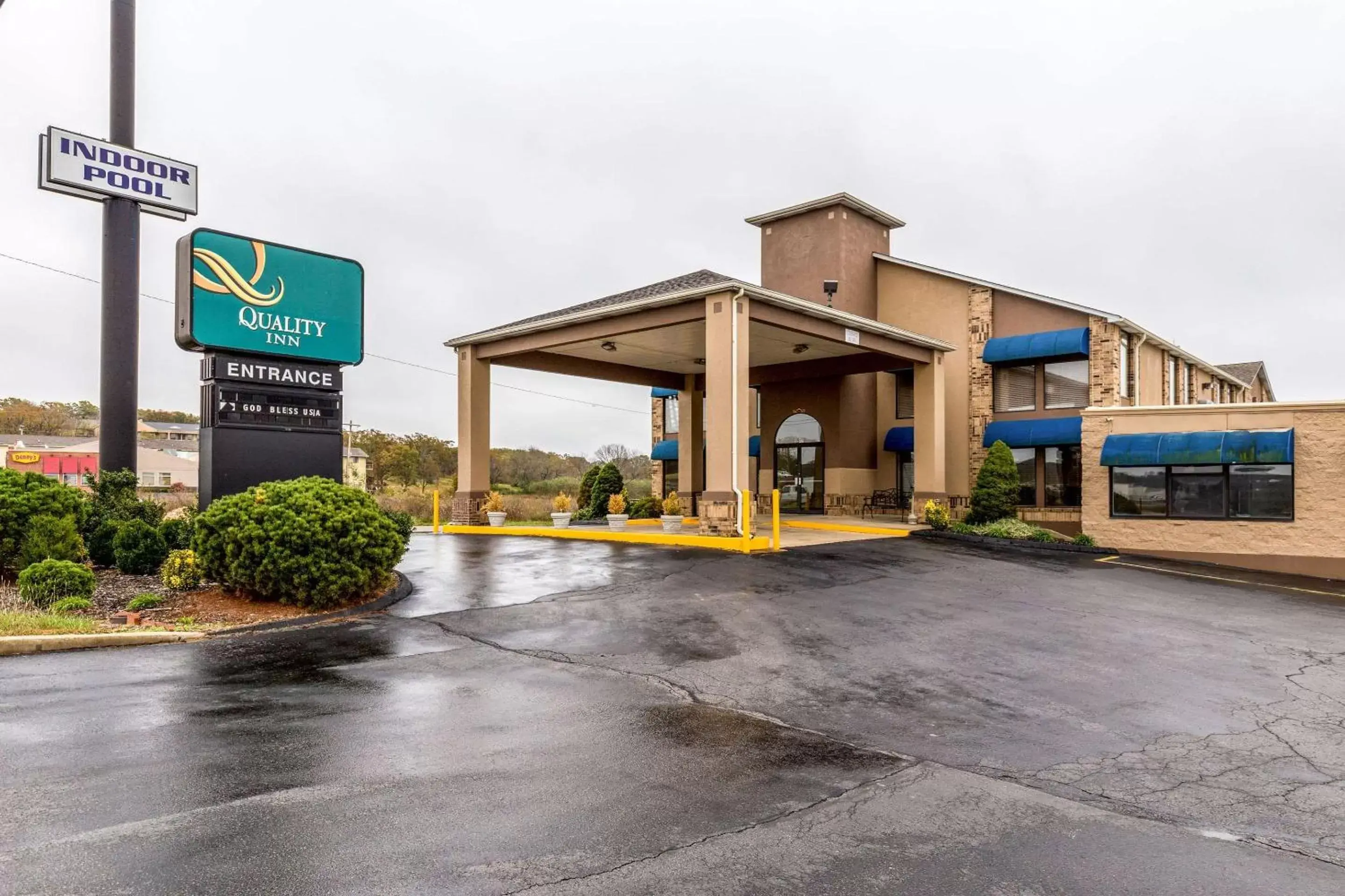 Property building in Quality Inn Rolla