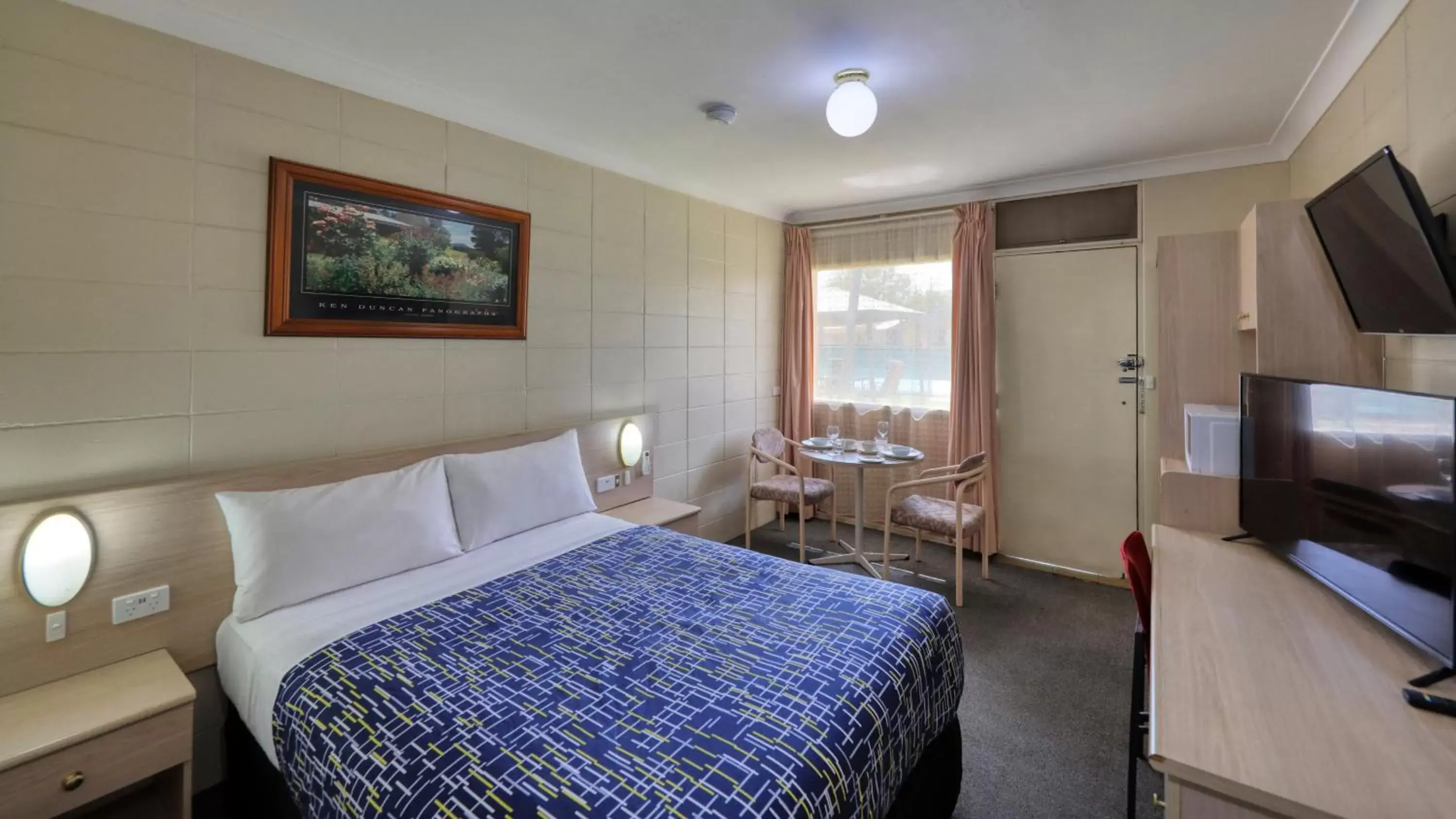 Bed in Cootamundra Gardens Motel