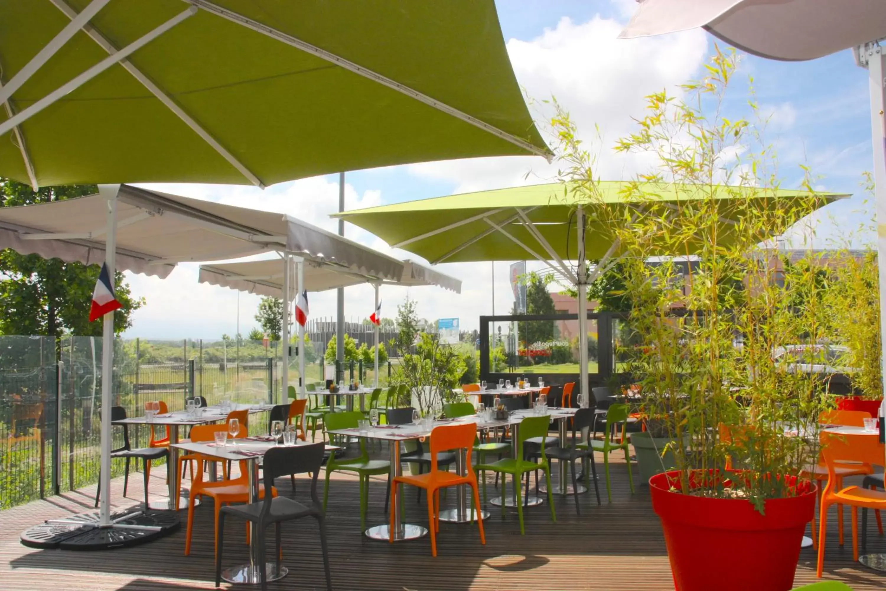 Patio, Restaurant/Places to Eat in ibis Styles Romans-Valence Gare TGV