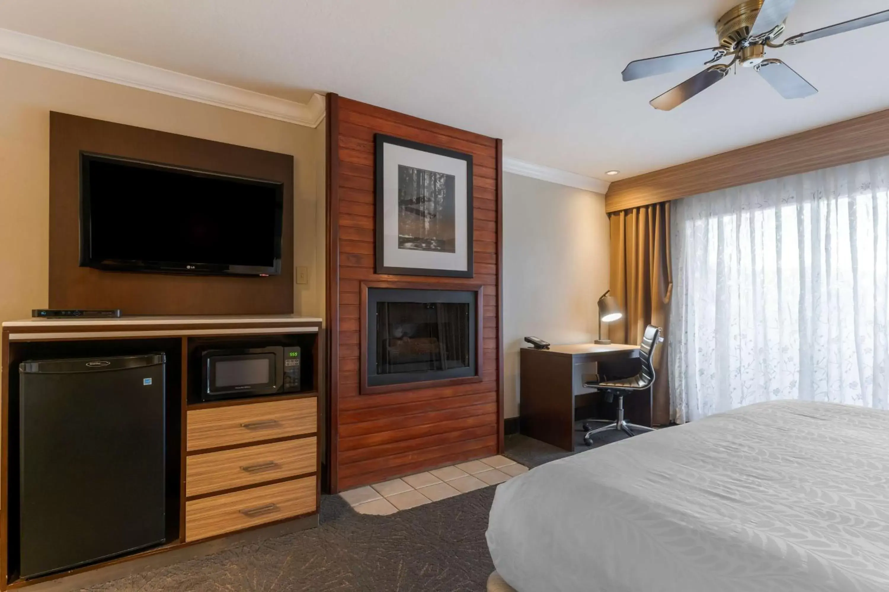 Bedroom, TV/Entertainment Center in Best Western Plus Forest Park Inn