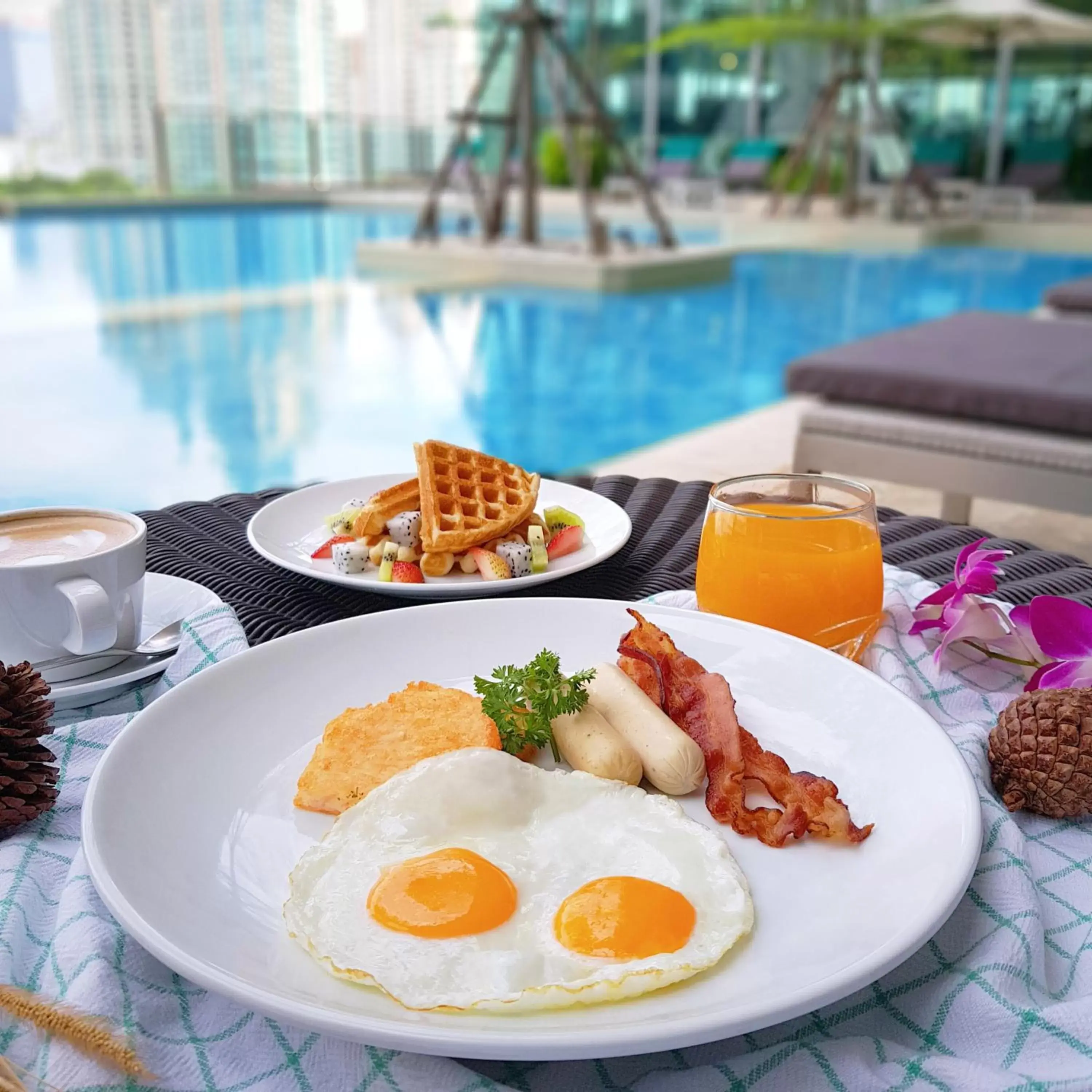 Food and drinks, Swimming Pool in Sivatel Bangkok Hotel