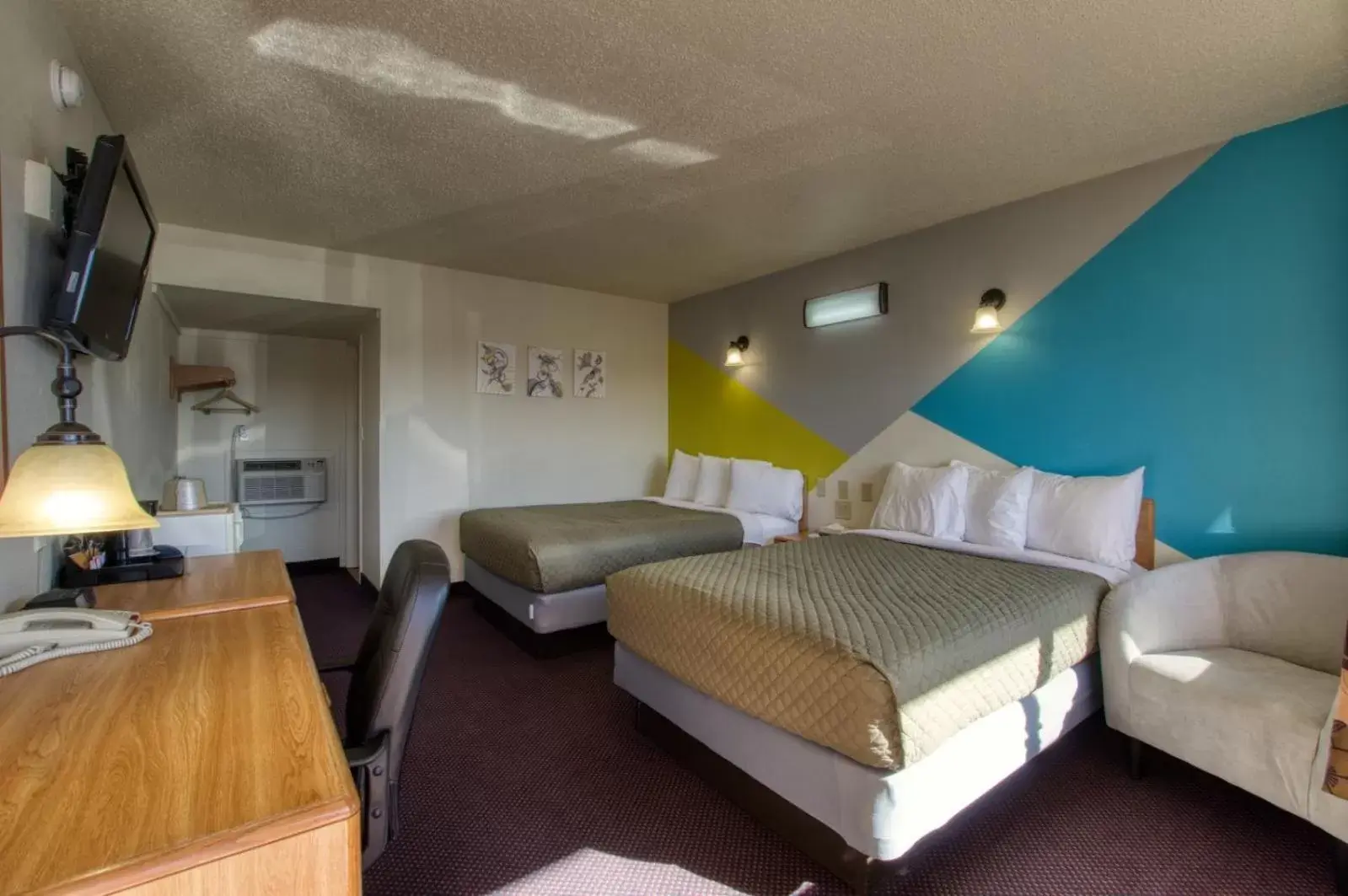 Photo of the whole room, Bed in Western Motel