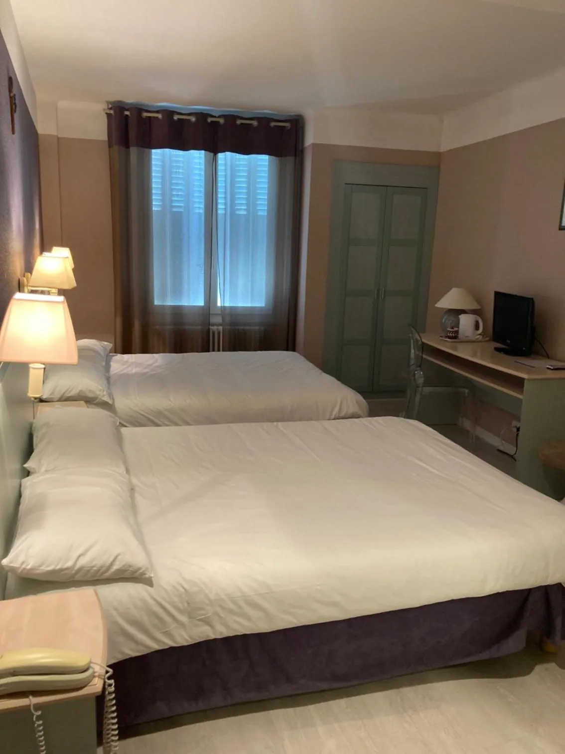 Property building, Bed in Hôtel Christina Lourdes