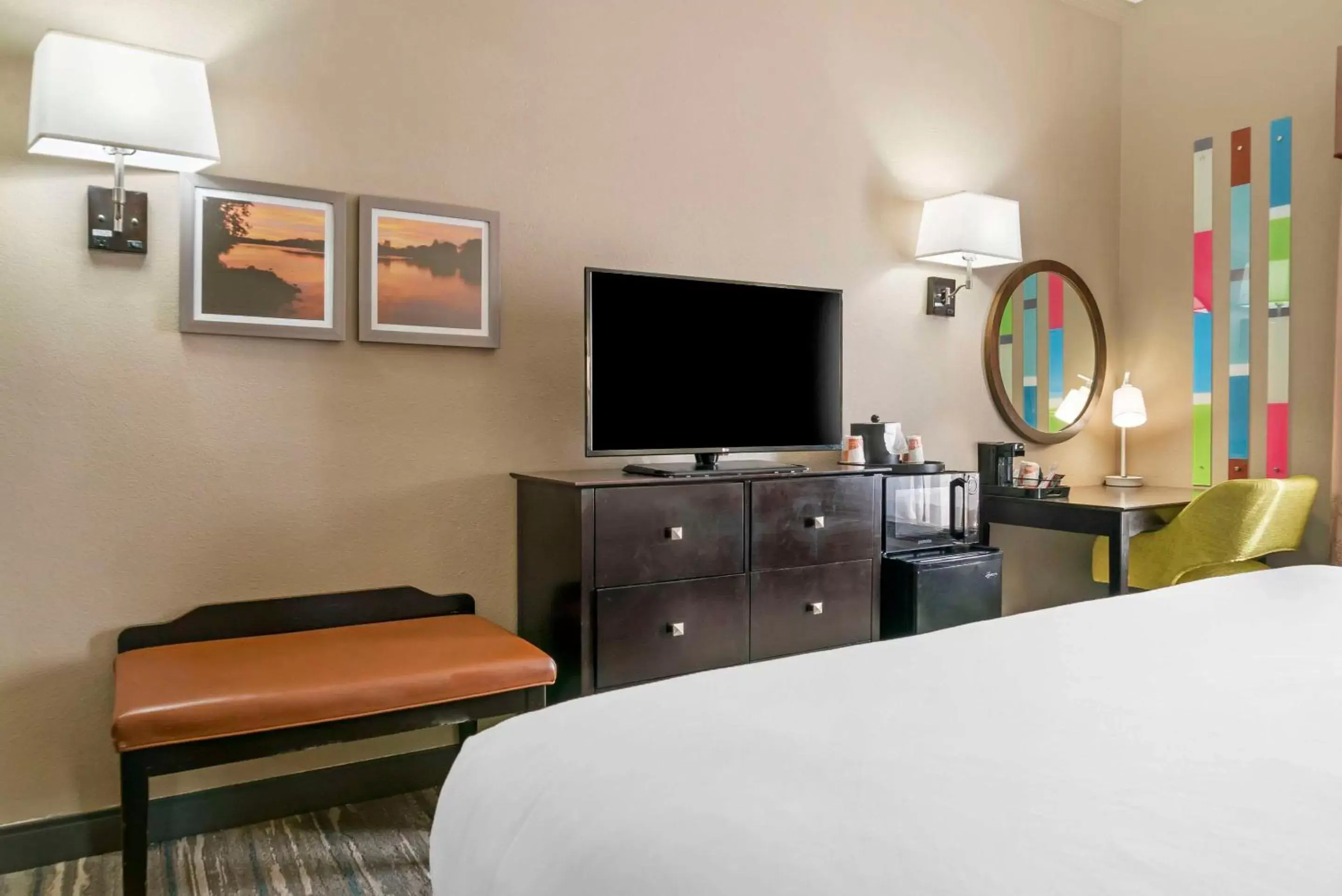 Bedroom, TV/Entertainment Center in Comfort Inn & Suites