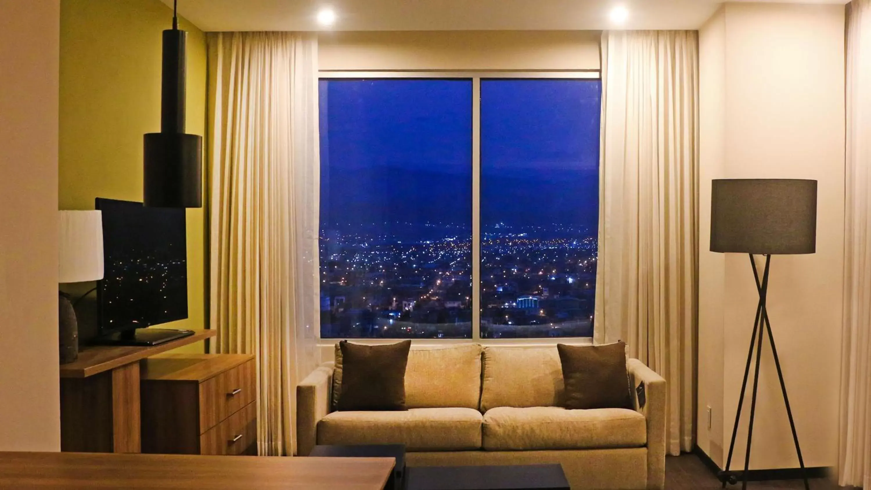 Photo of the whole room, Seating Area in Holiday Inn San Luis Potosi-Quijote, an IHG Hotel