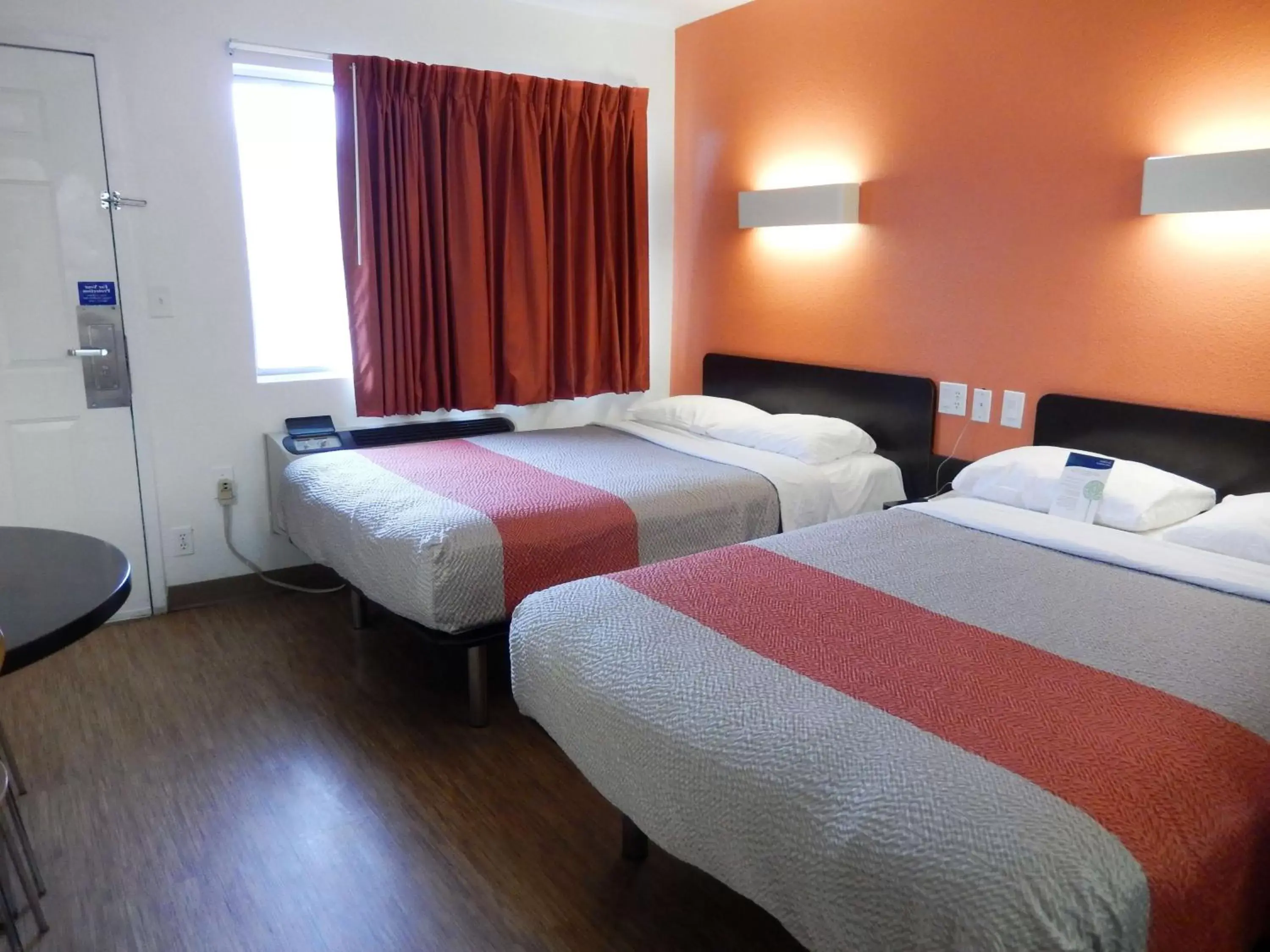 Bedroom, Bed in Motel 6-Clute, TX