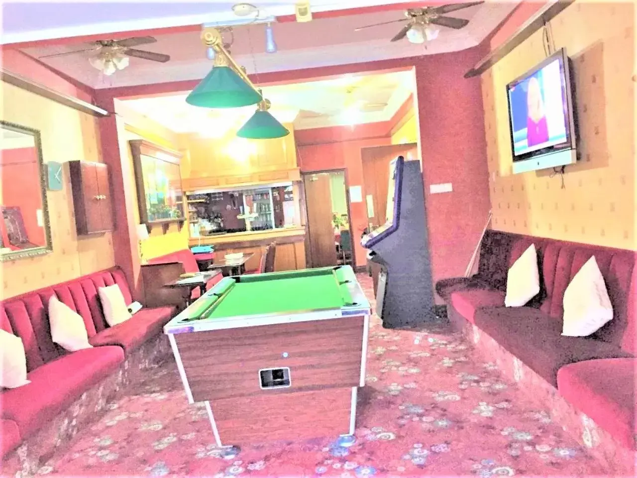 Lounge or bar, Billiards in Lyndhurst Hotel