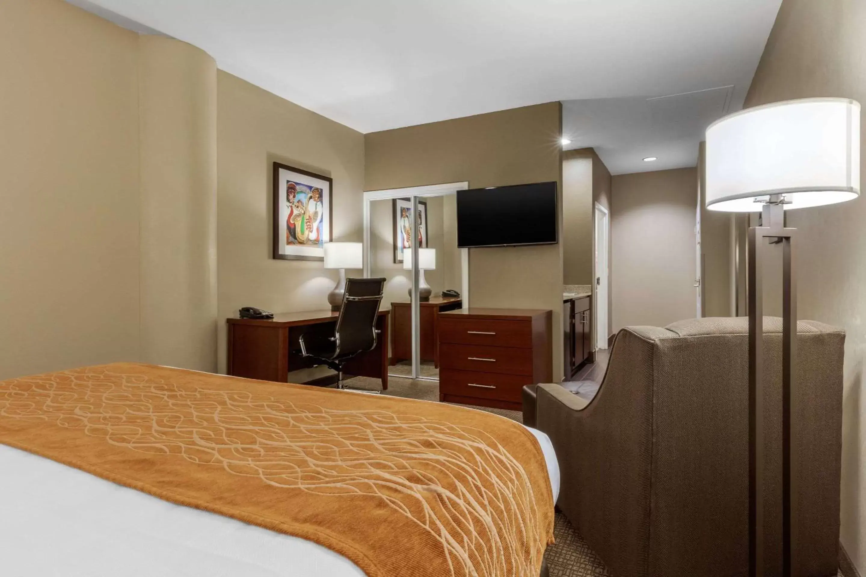 Photo of the whole room, Bed in Comfort Inn Memphis Downtown