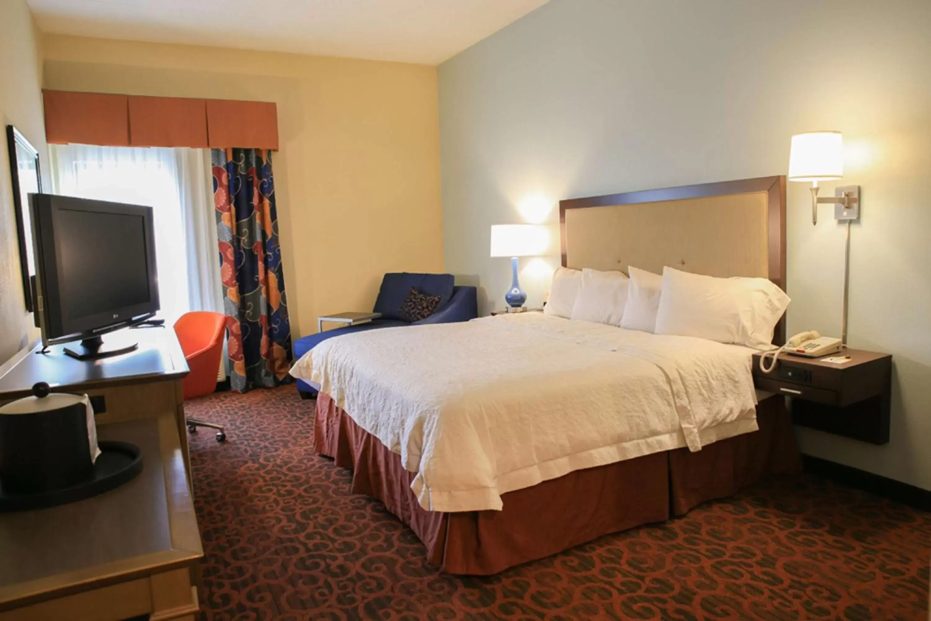 Bedroom, Bed in Hampton Inn Bordentown