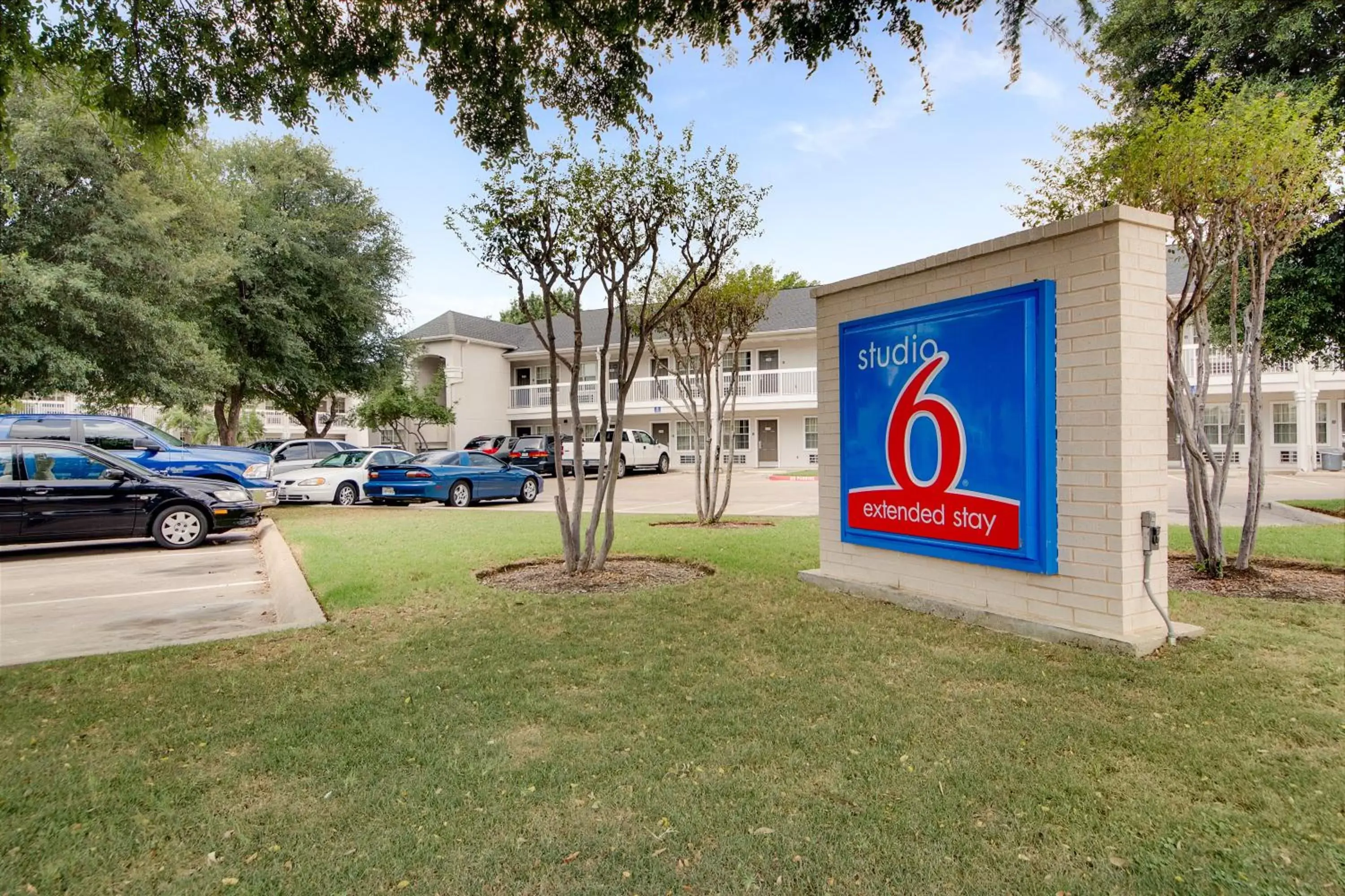 Property building in Studio 6-North Richland Hills, TX - Fort Worth Property building in Studio 6-North Richland Hills, TX - Fort Worth