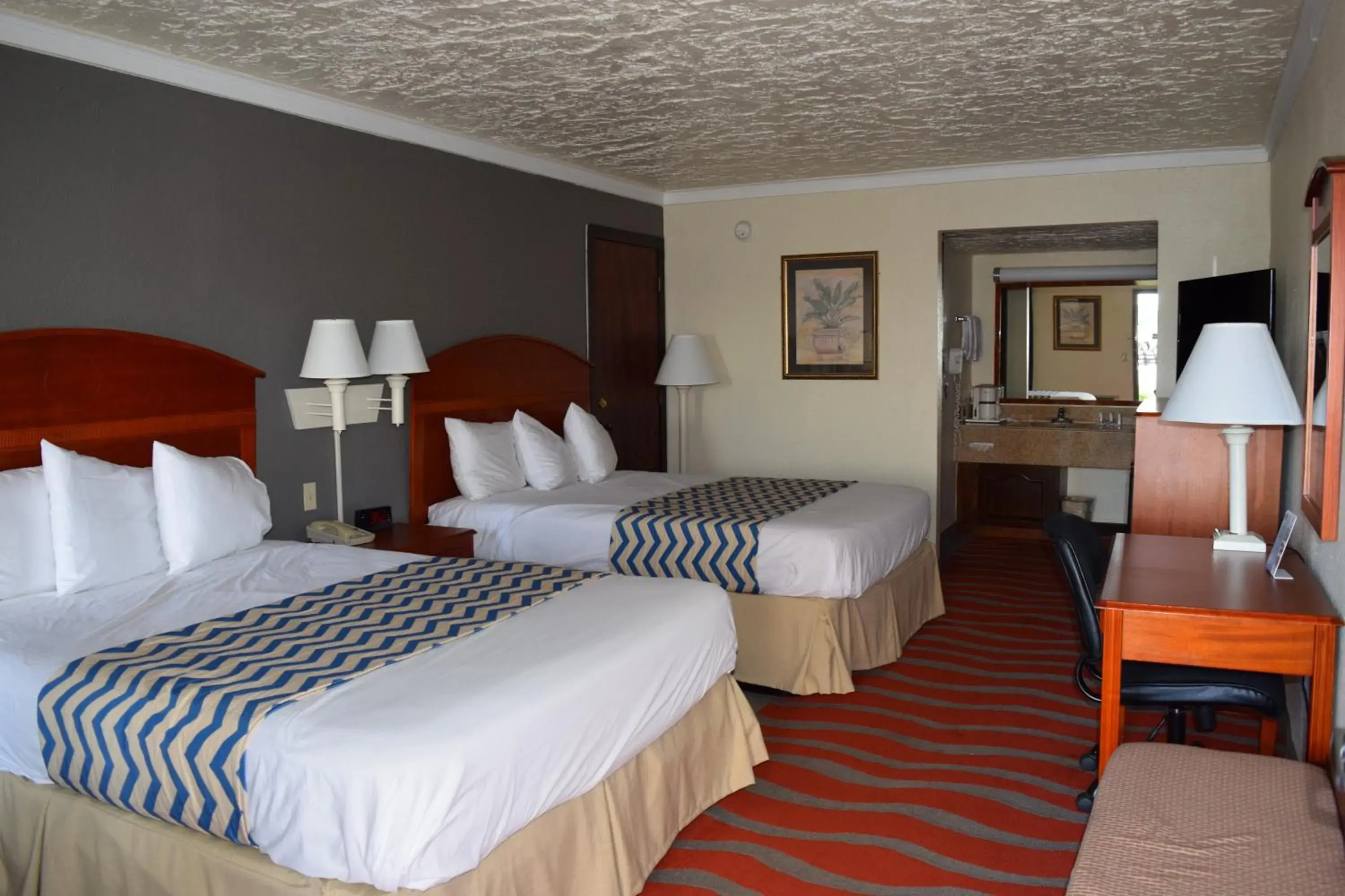 Photo of the whole room, Bed in Travelodge Inn & Suites by Wyndham Norman
